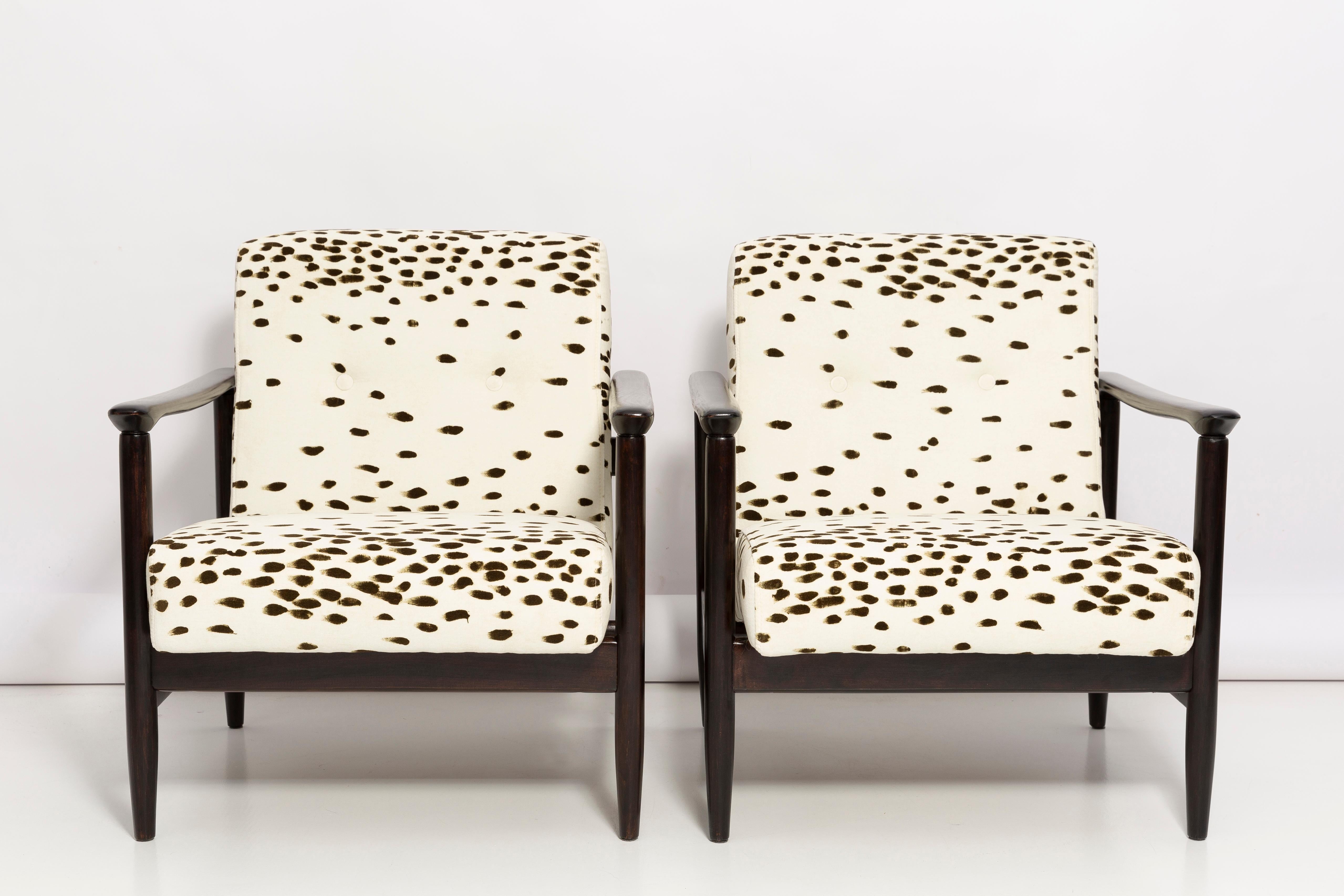 Set of Two Mid Century Dalmatian Velvet Armchairs, by Edmund Homa, Europe, 1960s In Excellent Condition For Sale In 05-080 Hornowek, PL