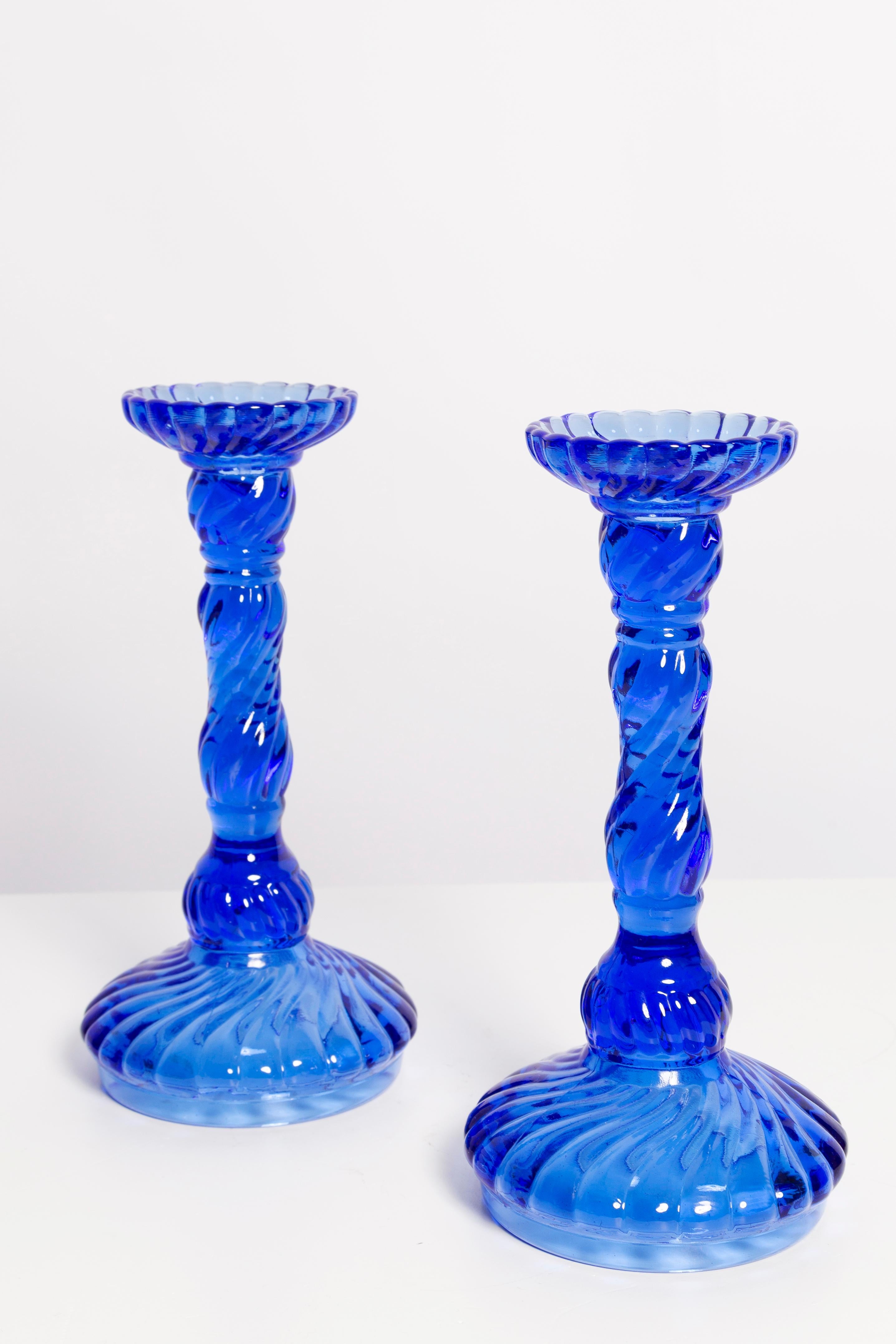 Ensemble de deux chandeliers en verre modernes polonais du milieu du siècle dernier, vers 1960. Très bon état. Aucun dommage. Magnifique verre bleu profond.