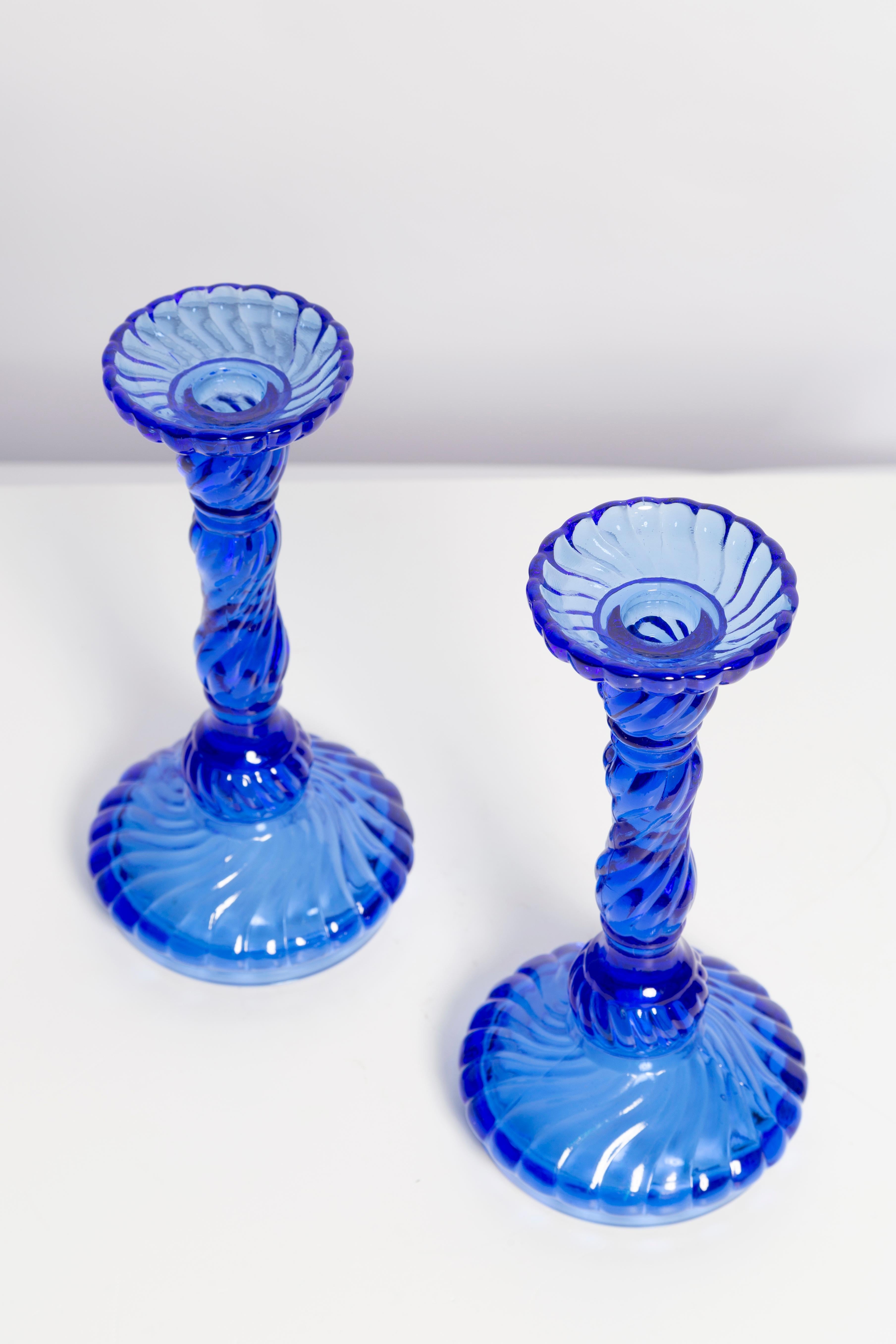 Set von zwei tiefblauen Glaskerzenständern aus der Mitte des Jahrhunderts, Europa, 1960er Jahre (20. Jahrhundert) im Angebot