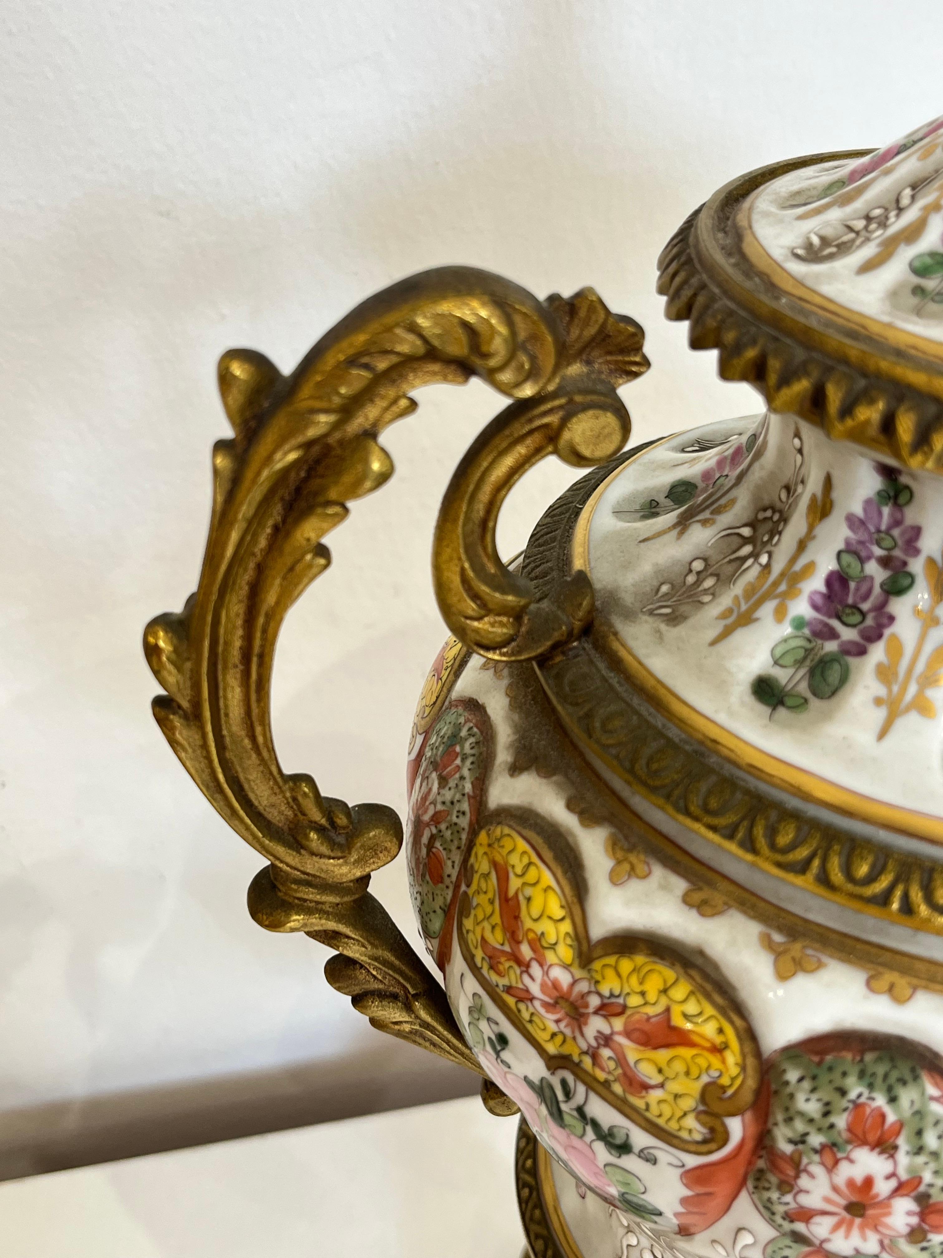 Ensemble de deux vases en porcelaine décorée du milieu du siècle dernier, 1950 Potiche en vente 4