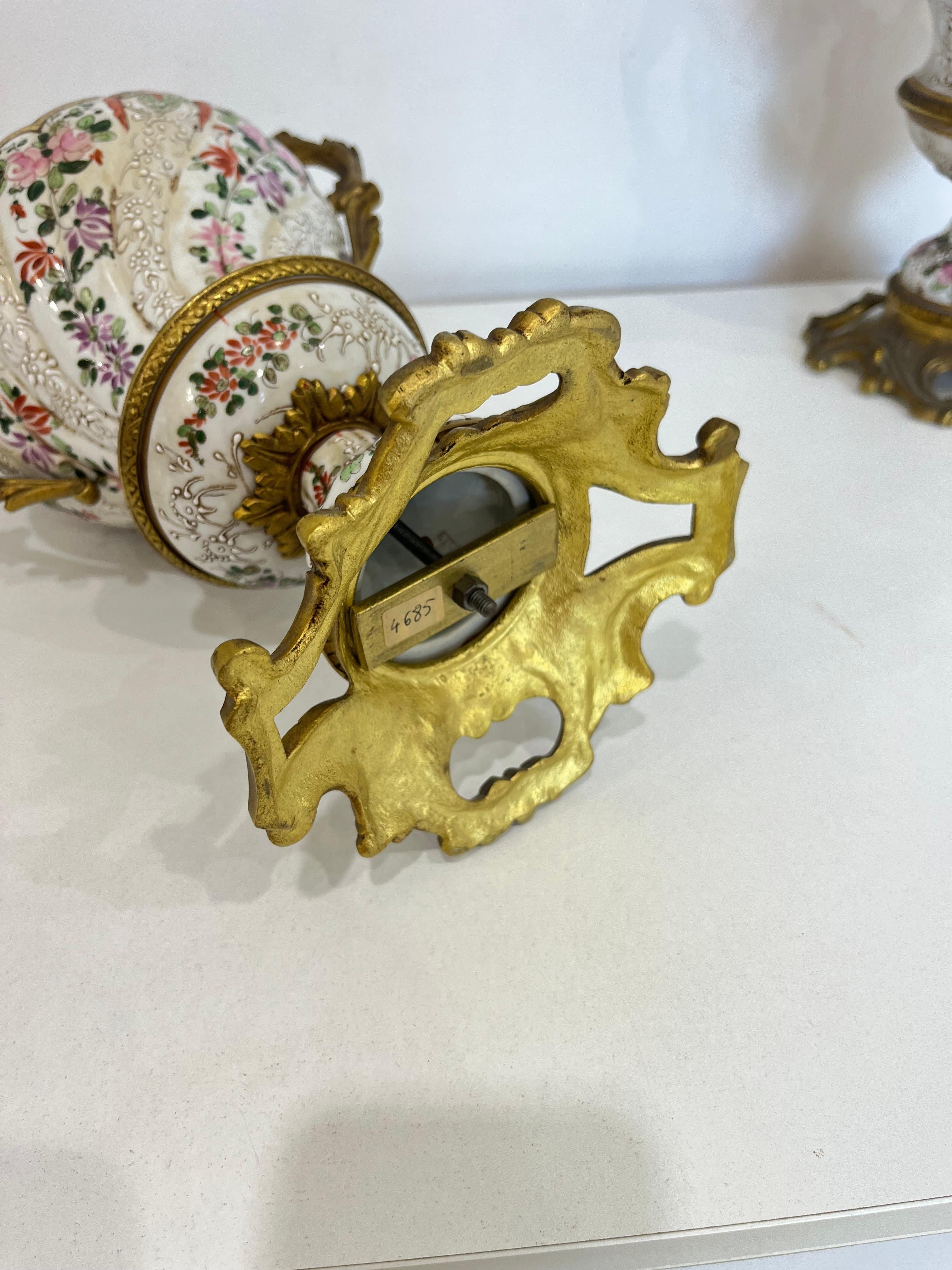 Ensemble de deux vases en porcelaine décorée du milieu du siècle dernier, 1950 Potiche en vente 5