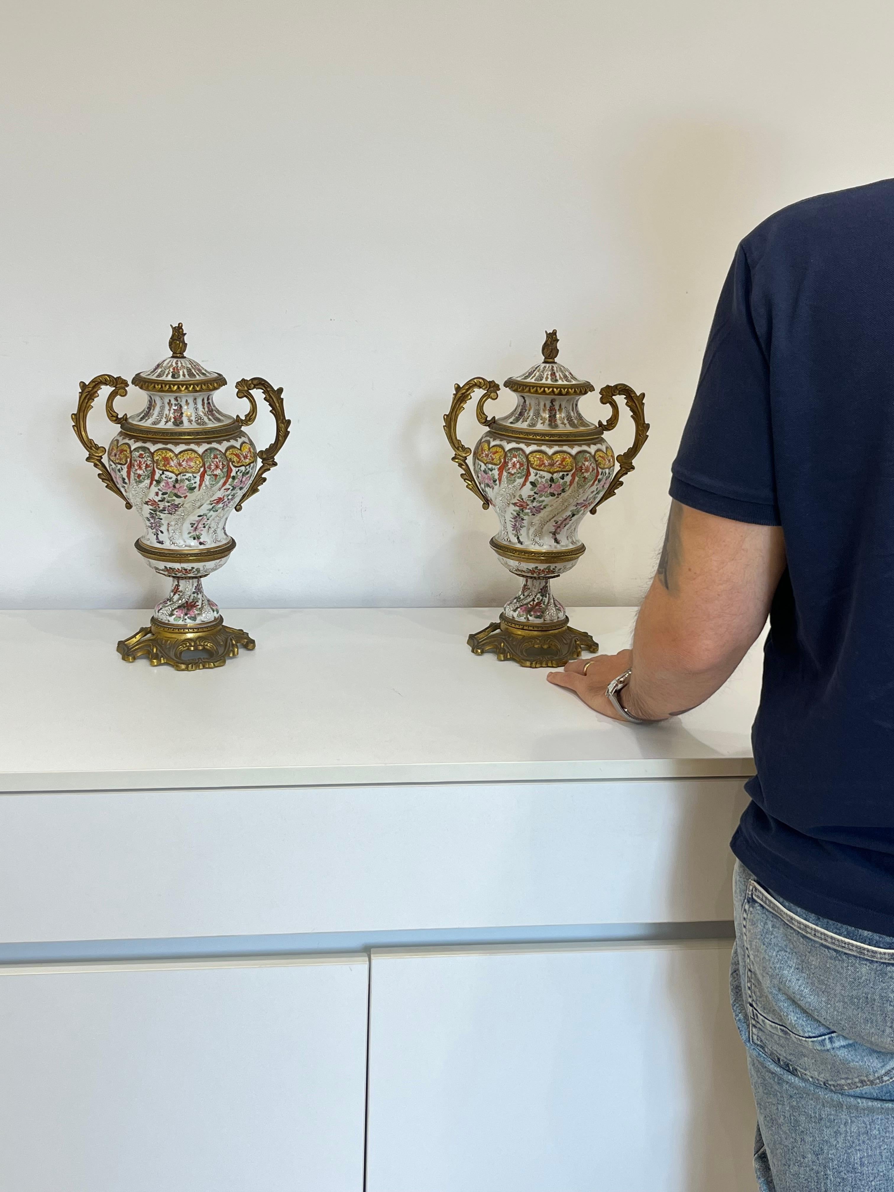
Ensemble de deux vases en porcelaine décorée anglais du milieu du siècle, 1950 potiche
Intacte et en bon état, avec des détails en métal doré.