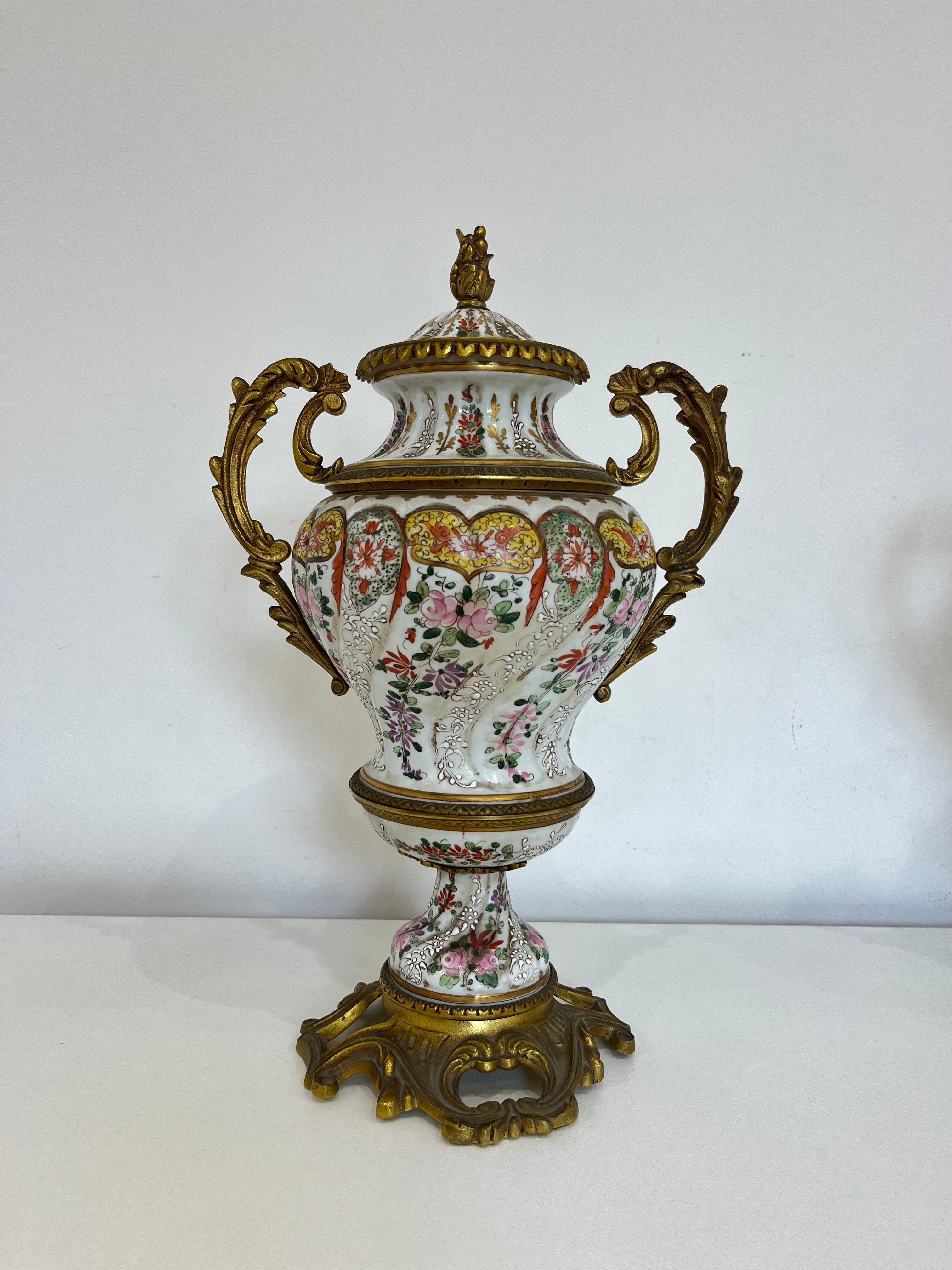 Britannique Ensemble de deux vases en porcelaine décorée du milieu du siècle dernier, 1950 Potiche en vente