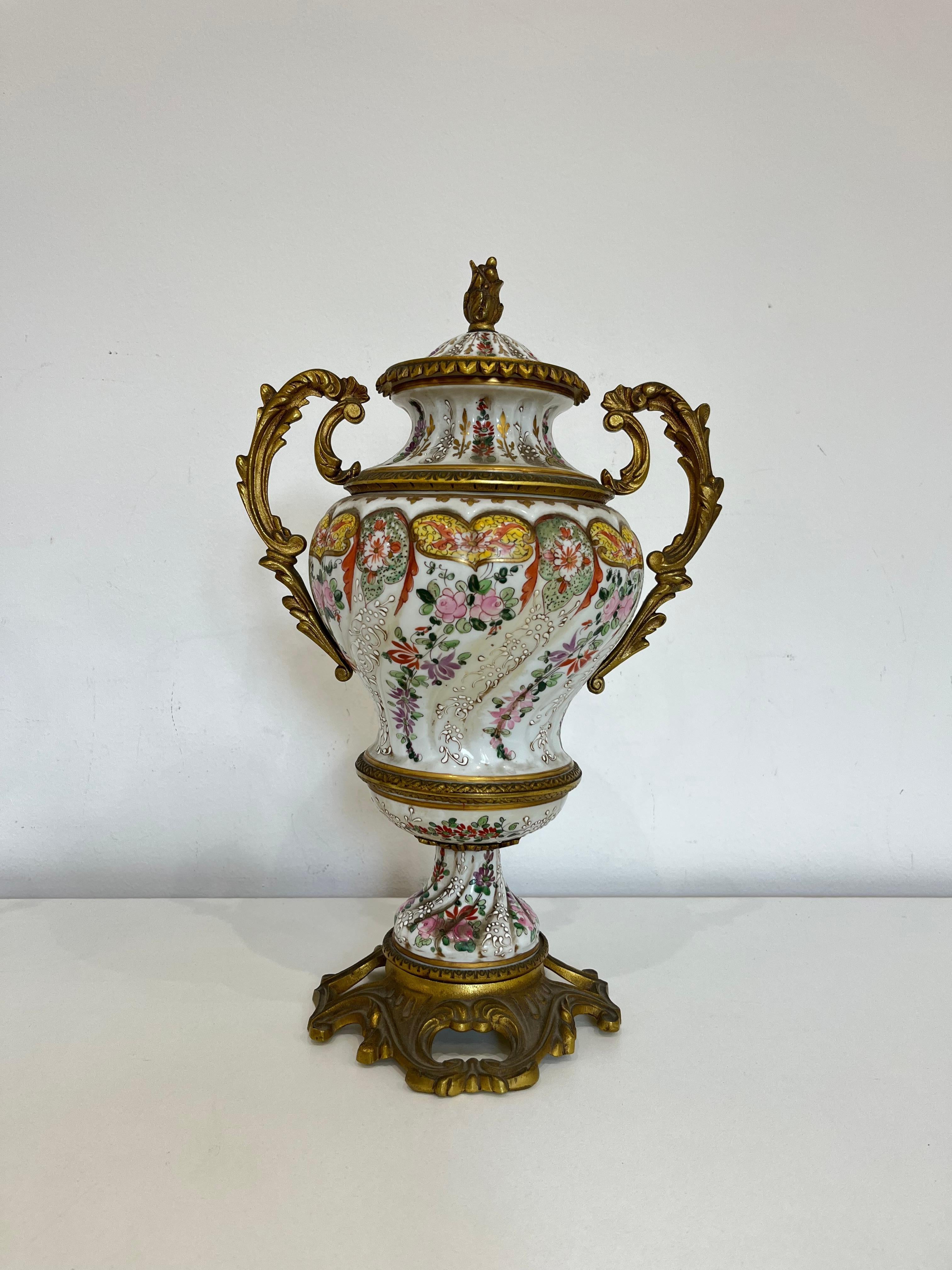 Ensemble de deux vases en porcelaine décorée du milieu du siècle dernier, 1950 Potiche Bon état - En vente à Palermo, IT