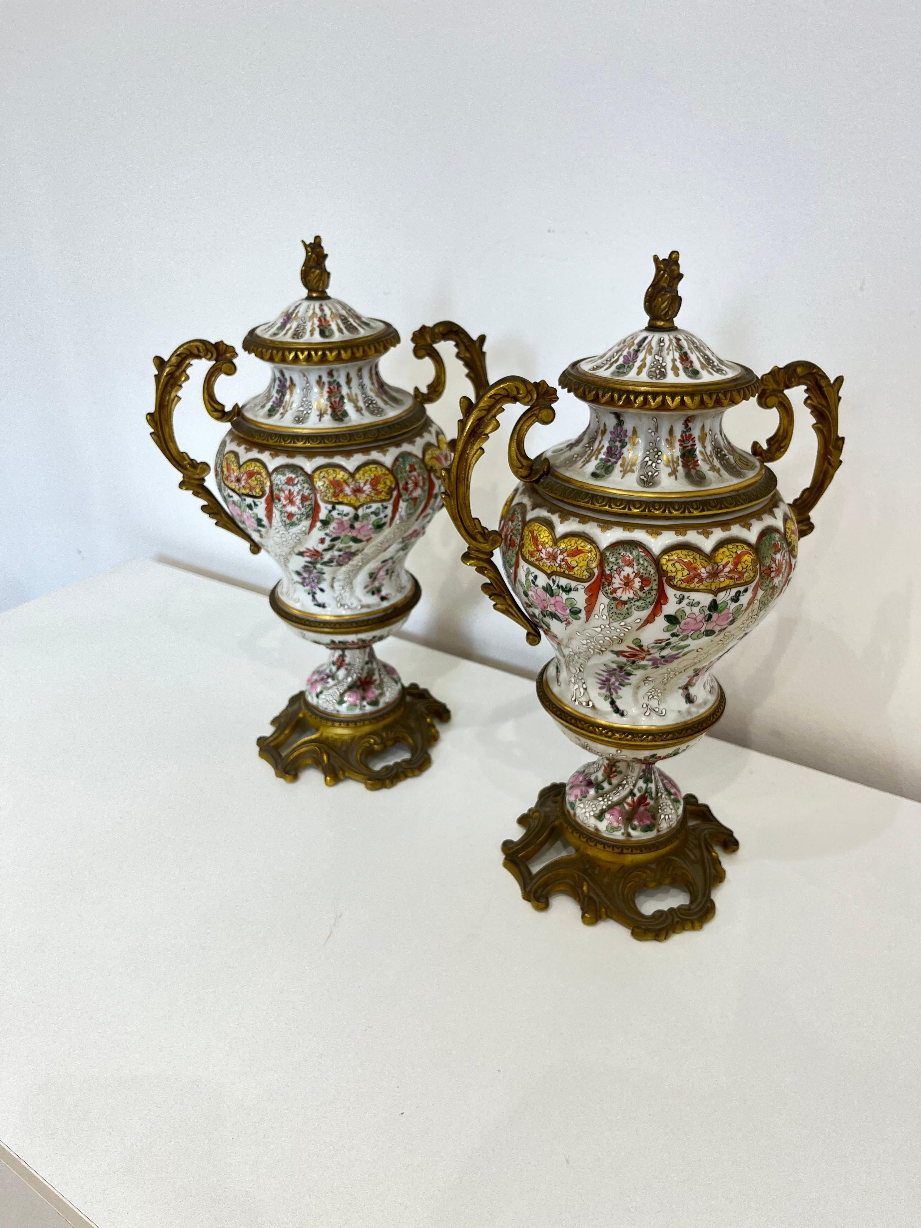 Milieu du XXe siècle Ensemble de deux vases en porcelaine décorée du milieu du siècle dernier, 1950 Potiche en vente