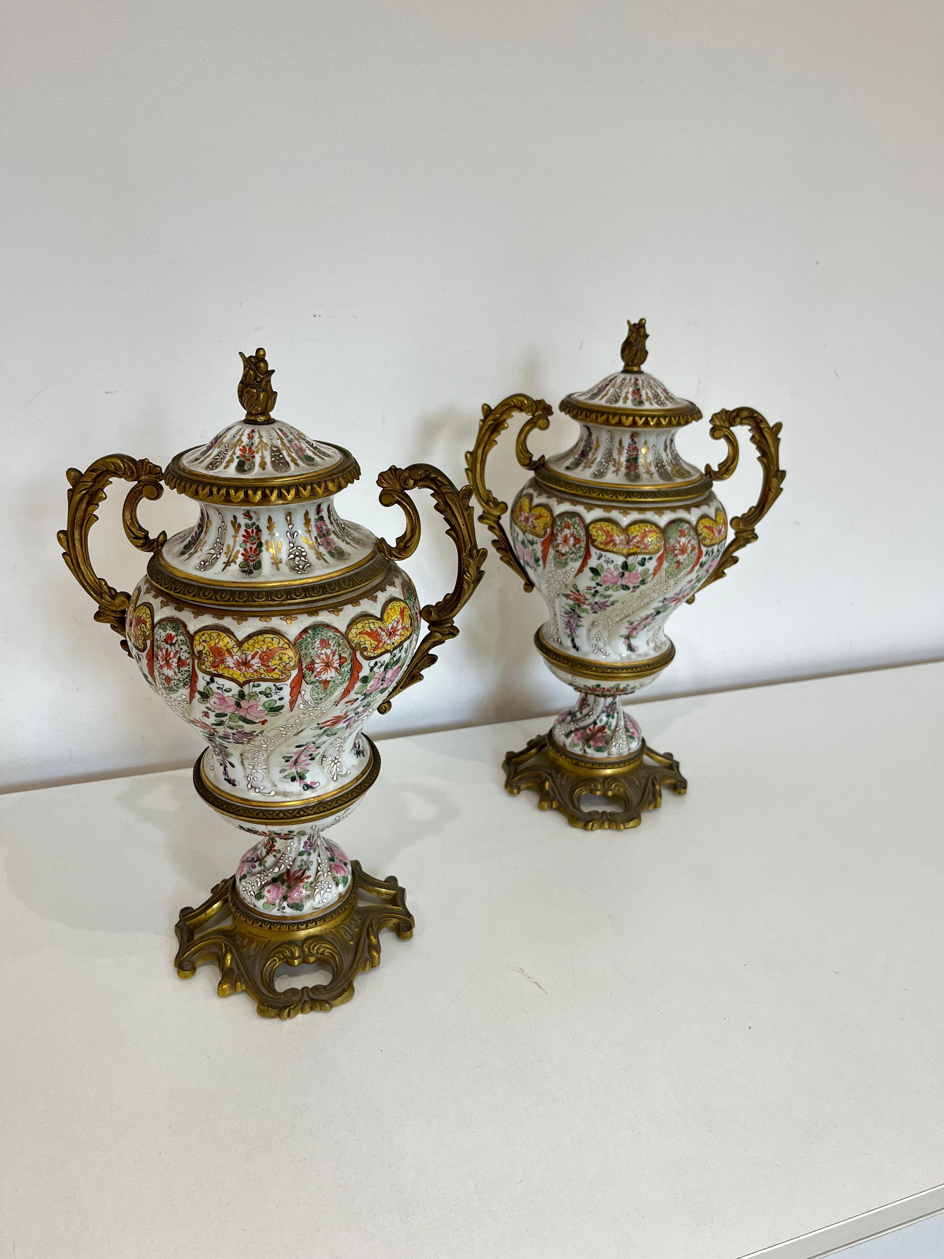 Porcelaine Ensemble de deux vases en porcelaine décorée du milieu du siècle dernier, 1950 Potiche en vente