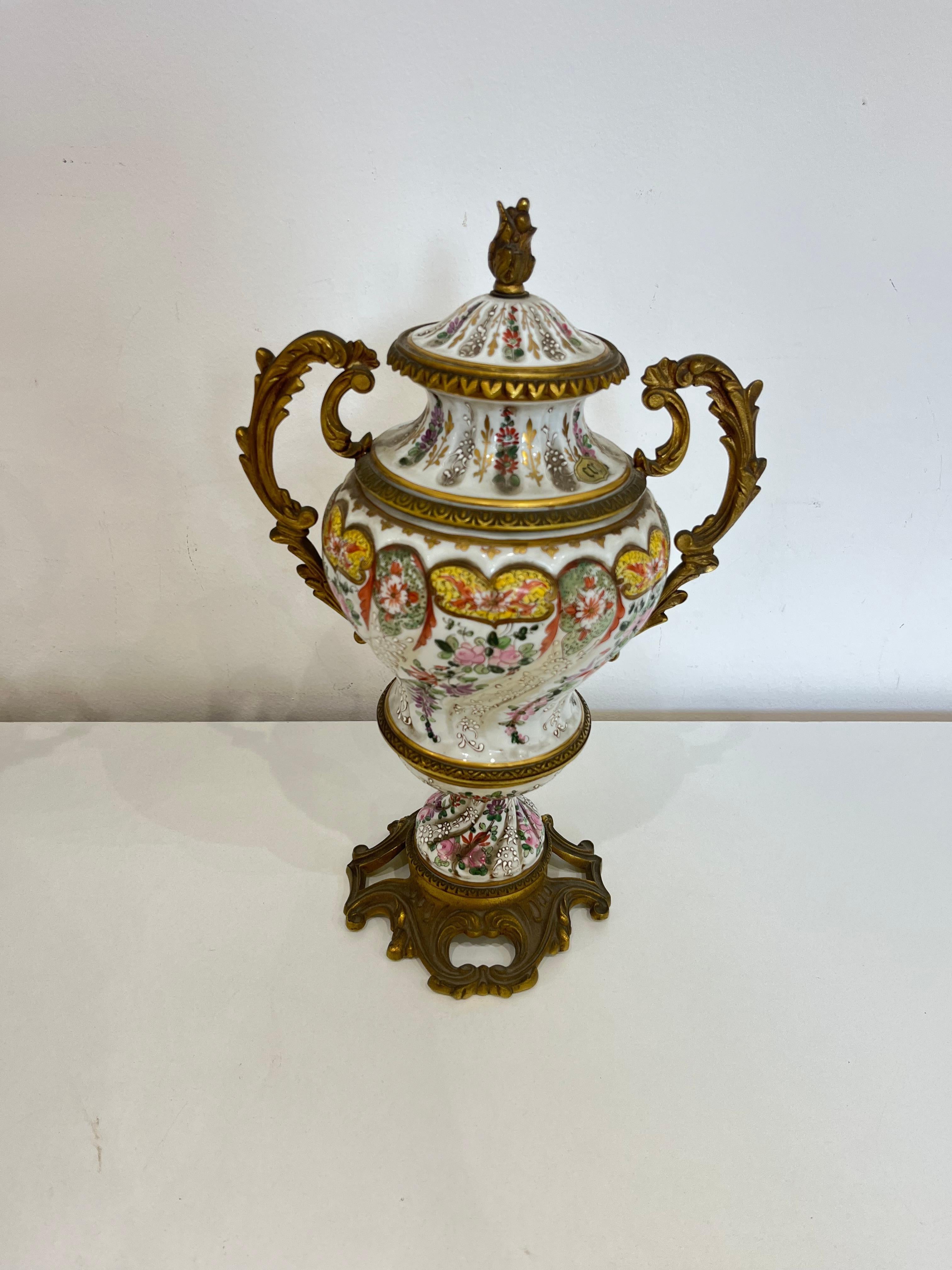 Ensemble de deux vases en porcelaine décorée du milieu du siècle dernier, 1950 Potiche en vente 1