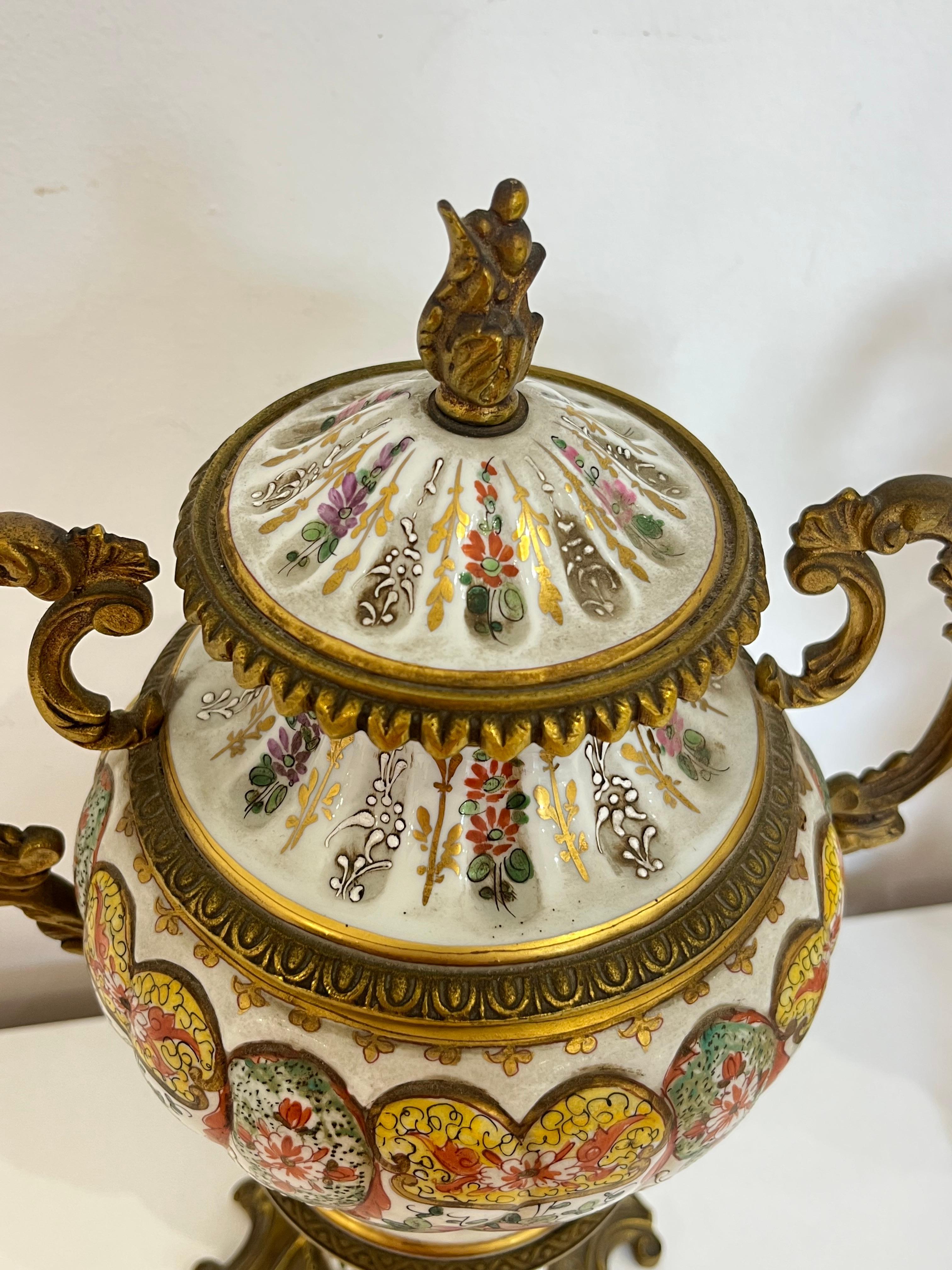 Ensemble de deux vases en porcelaine décorée du milieu du siècle dernier, 1950 Potiche en vente 2