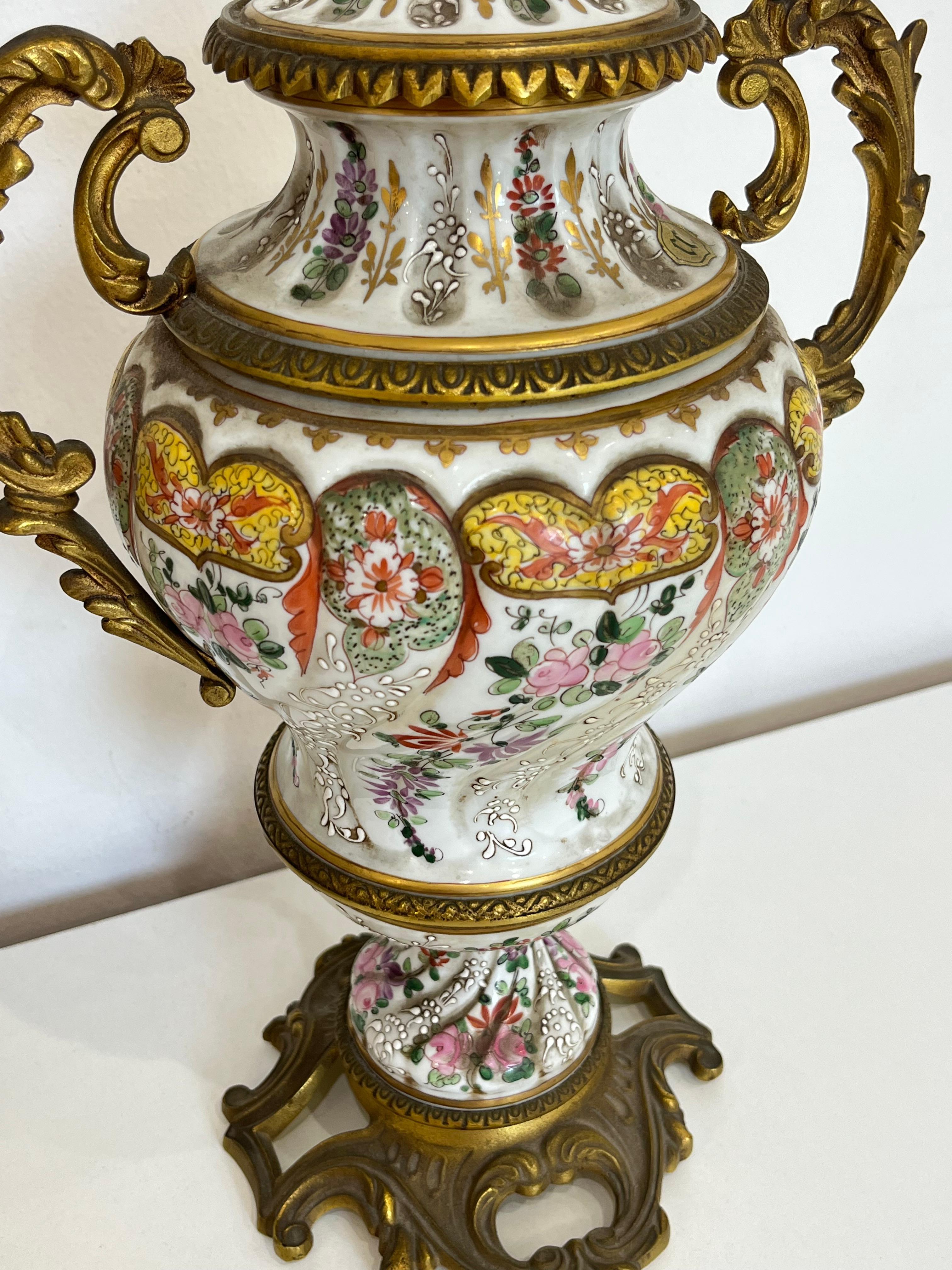 Ensemble de deux vases en porcelaine décorée du milieu du siècle dernier, 1950 Potiche en vente 3