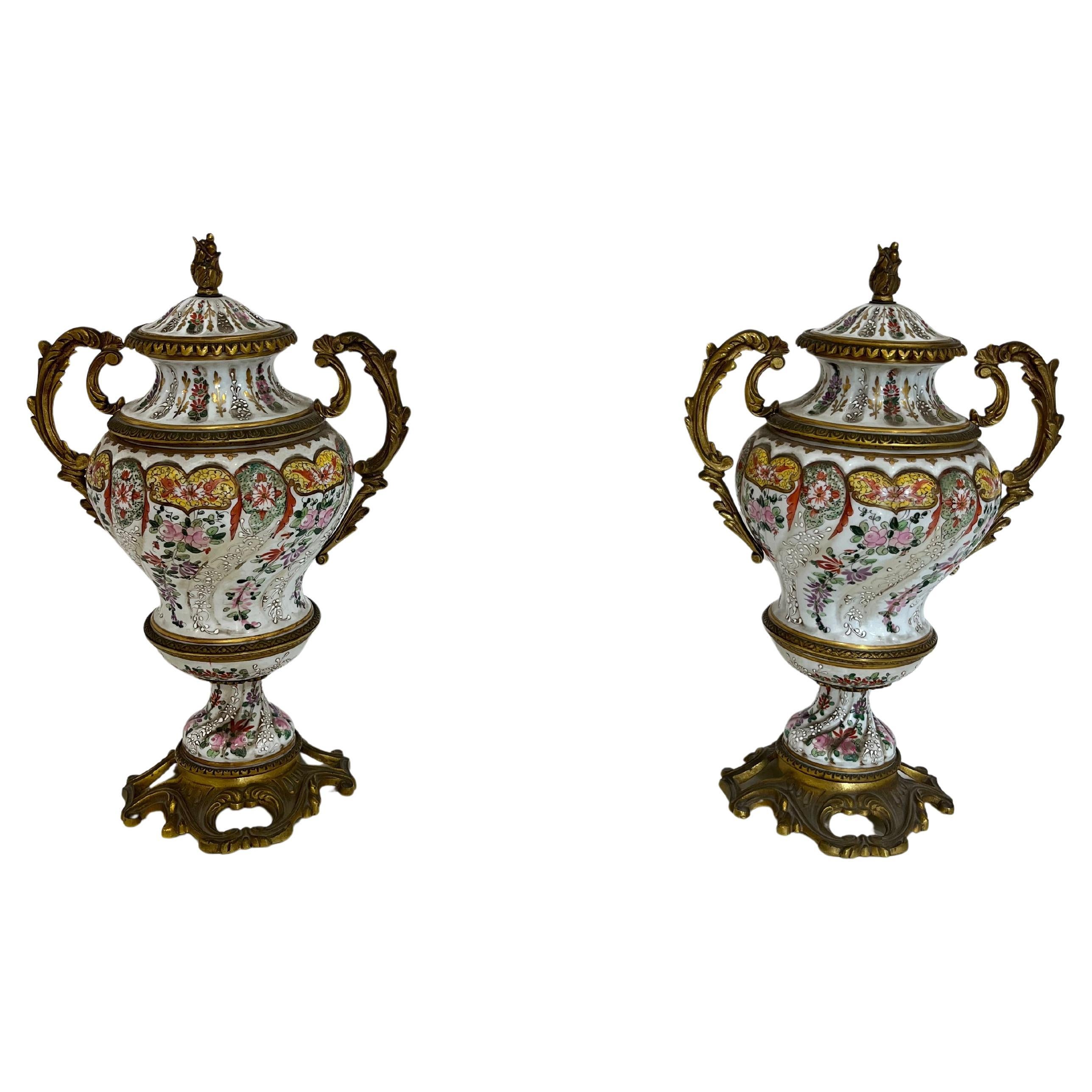 Ensemble de deux vases en porcelaine décorée du milieu du siècle dernier, 1950 Potiche en vente