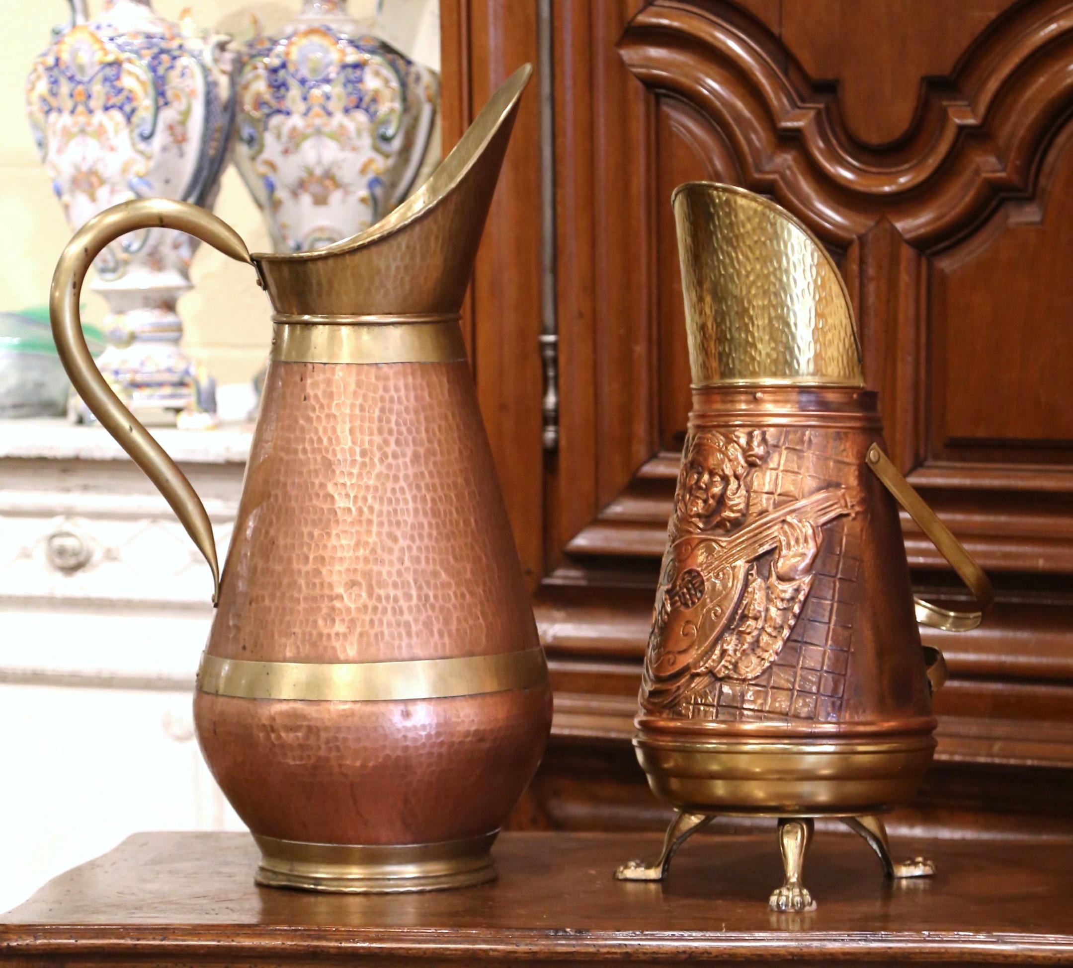 Set von zwei französischen Wasserdosen aus Kupfer und Messing aus der Normandie aus der Mitte des Jahrhunderts (Repoussé) im Angebot