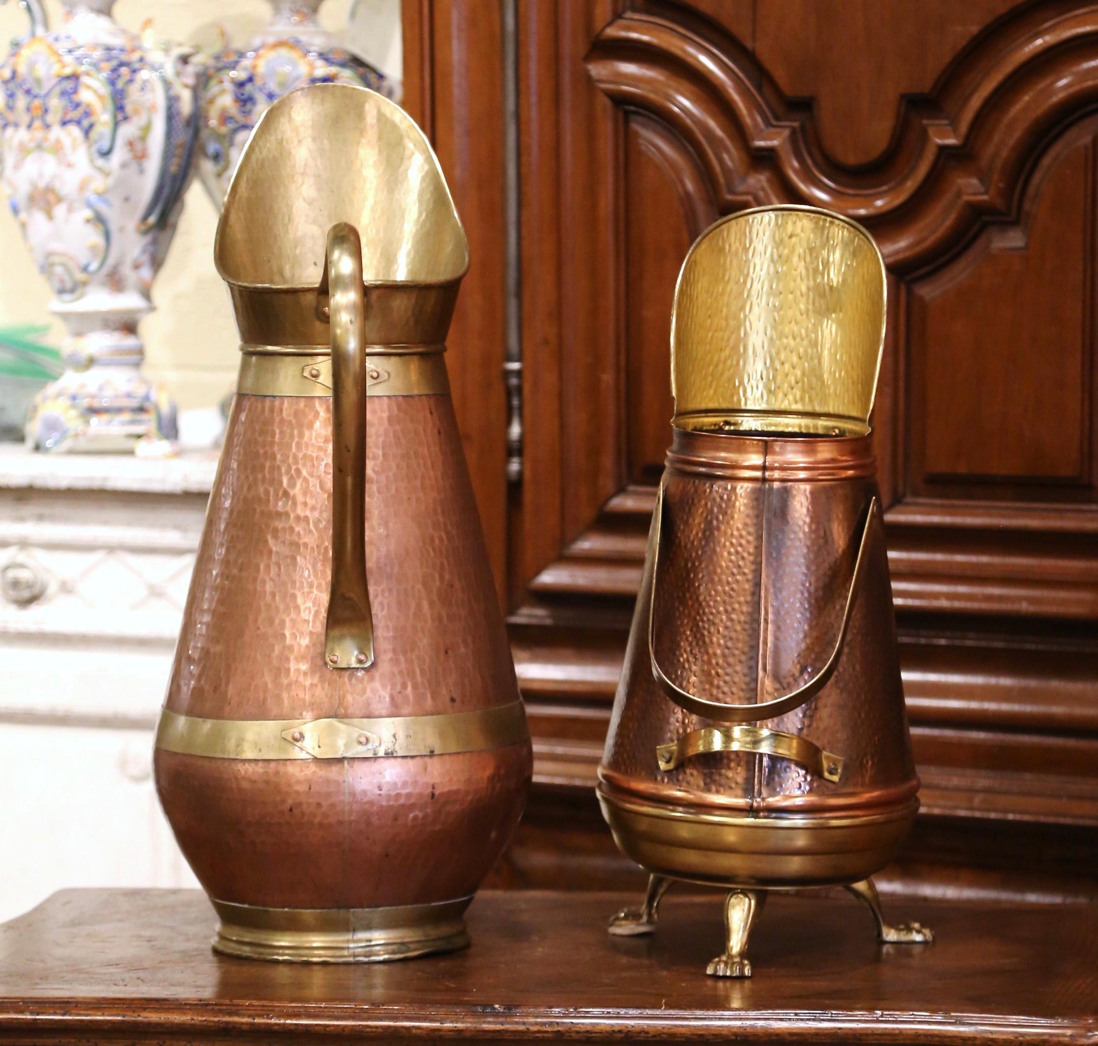 Set von zwei französischen Wasserdosen aus Kupfer und Messing aus der Normandie aus der Mitte des Jahrhunderts im Zustand „Hervorragend“ im Angebot in Dallas, TX