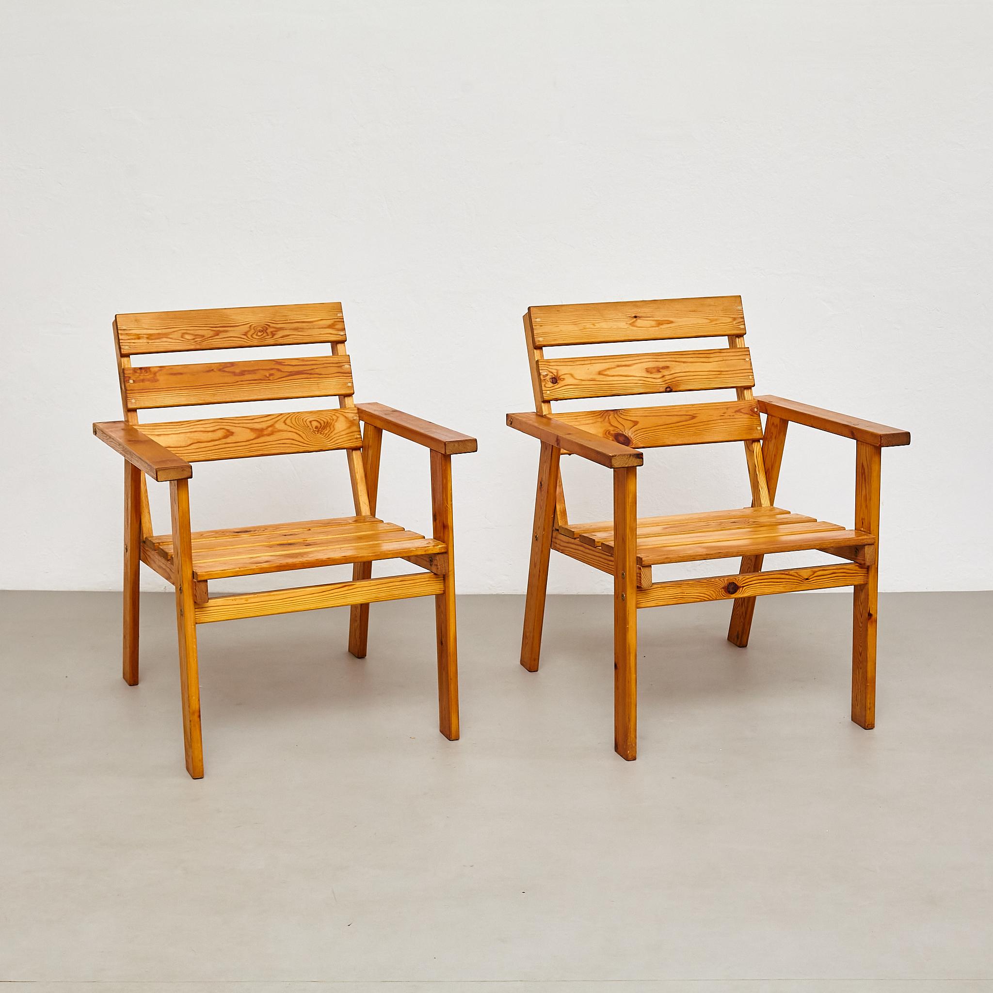 Entdecken Sie die zeitlose Anziehungskraft dieser Sessel aus der Mitte des Jahrhunderts, die die in den 1960er Jahren entstandenen rationellen und minimalistischen Designprinzipien widerspiegeln. Dieses exquisite Set aus zwei Sesseln, das in