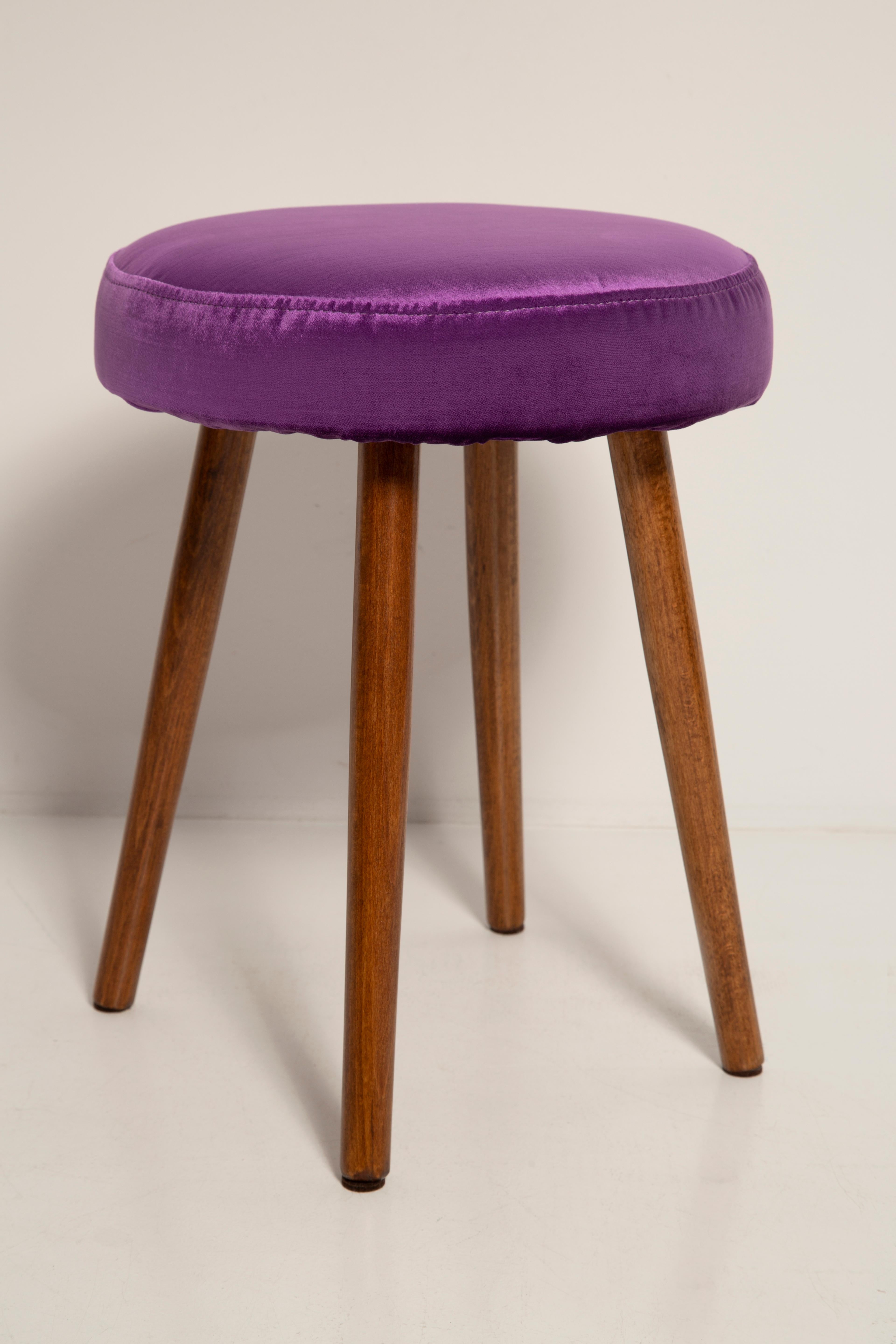 Polacco Set di due sgabelli di metà secolo in velluto viola lucido, Europa, anni '60 in vendita