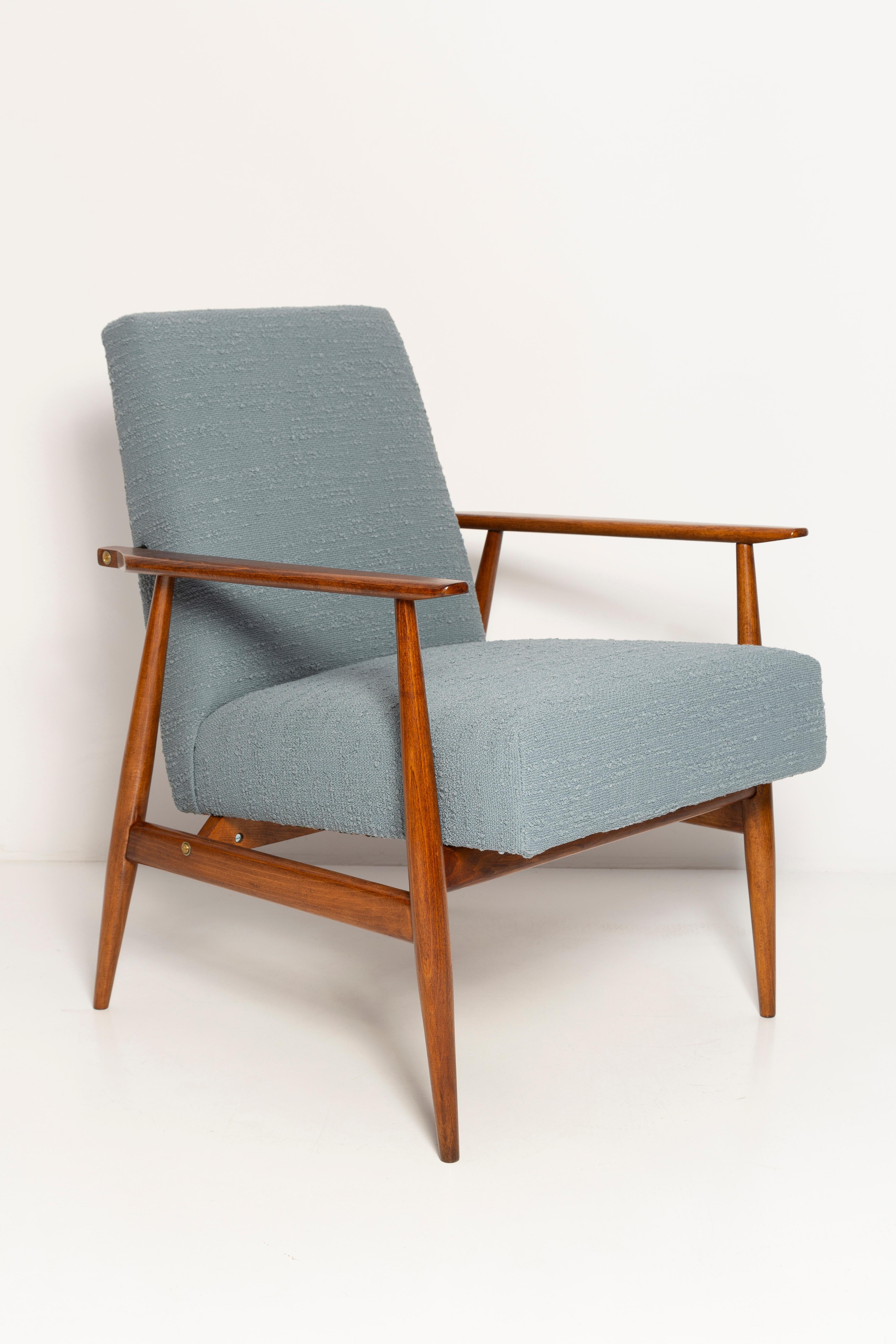 Un beau fauteuil restauré, conçu par Henryk Lis. Meubles après une rénovation complète de la menuiserie et de la tapisserie. Le tissu, qui est recouvert d'un dossier et d'une assise, est un revêtement mélangé italien de haute qualité de couleur