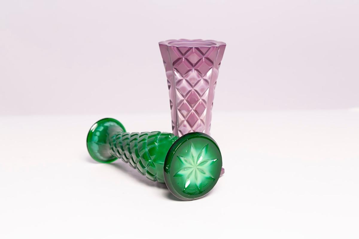 Satz von zwei grünen und lila artistischen Mini-Vasen aus der Mitte des Jahrhunderts, Europa, 1960er Jahre im Angebot 3