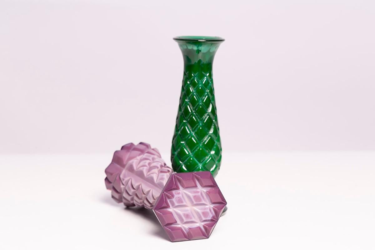 Satz von zwei grünen und lila artistischen Mini-Vasen aus der Mitte des Jahrhunderts, Europa, 1960er Jahre im Angebot 6