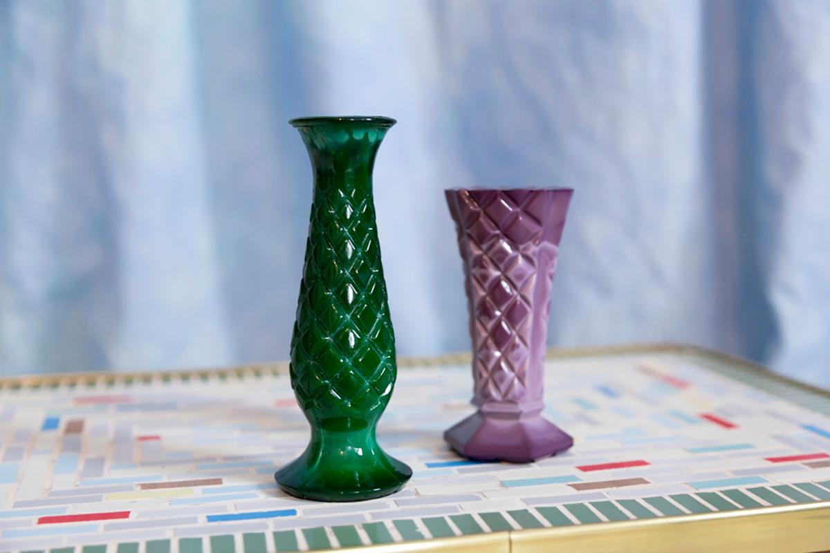 Satz von zwei grünen und lila artistischen Mini-Vasen aus der Mitte des Jahrhunderts, Europa, 1960er Jahre (Moderne der Mitte des Jahrhunderts) im Angebot