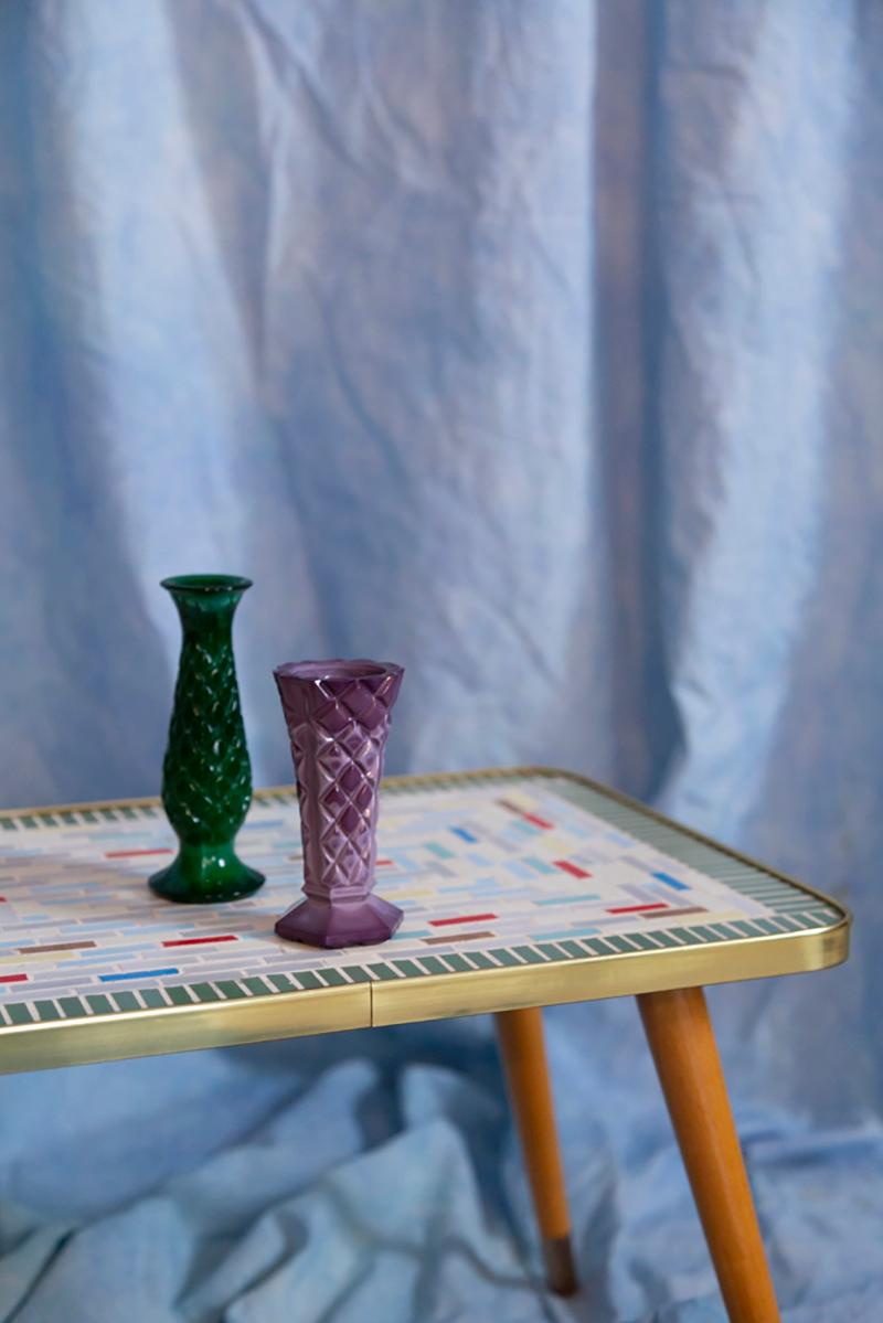 Satz von zwei grünen und lila artistischen Mini-Vasen aus der Mitte des Jahrhunderts, Europa, 1960er Jahre (20. Jahrhundert) im Angebot