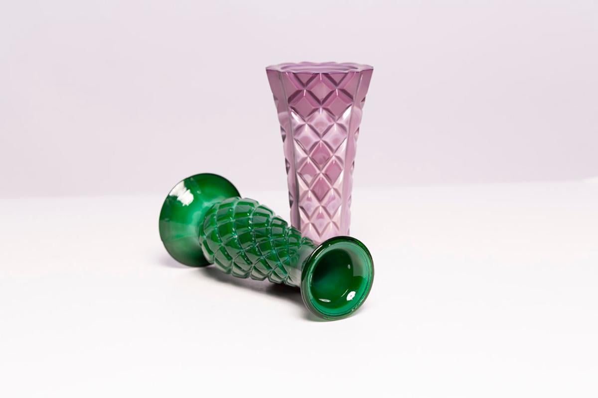 Satz von zwei grünen und lila artistischen Mini-Vasen aus der Mitte des Jahrhunderts, Europa, 1960er Jahre im Angebot 2