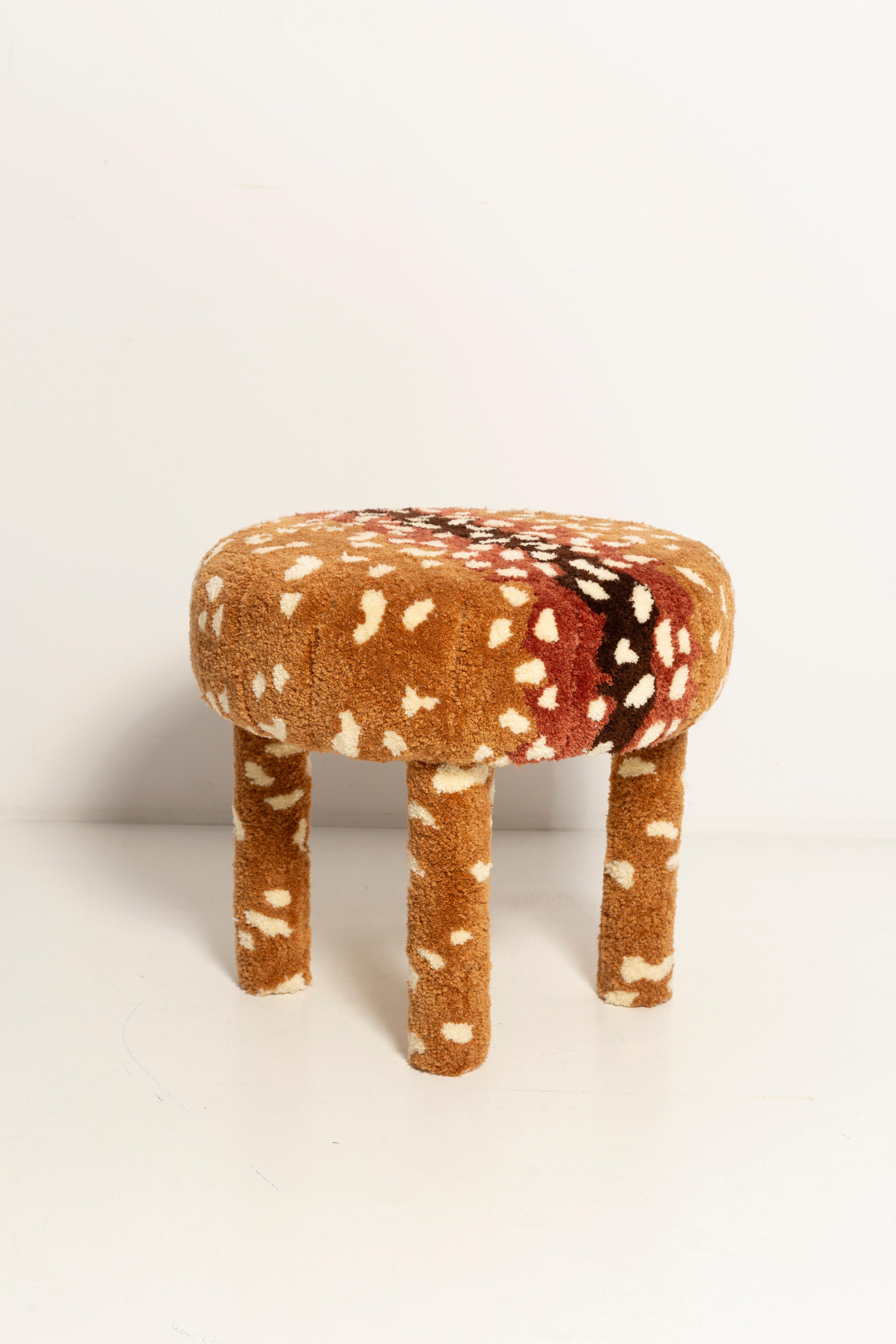 Tabouret du tournant des années 1960 et 1970. 

Un revêtement magnifique et unique. 

Le tabouret est préparé selon la technique du tufting à la main. Nous sommes les pionniers de cette technique. Tout est fabriqué à la main en Pologne, en
