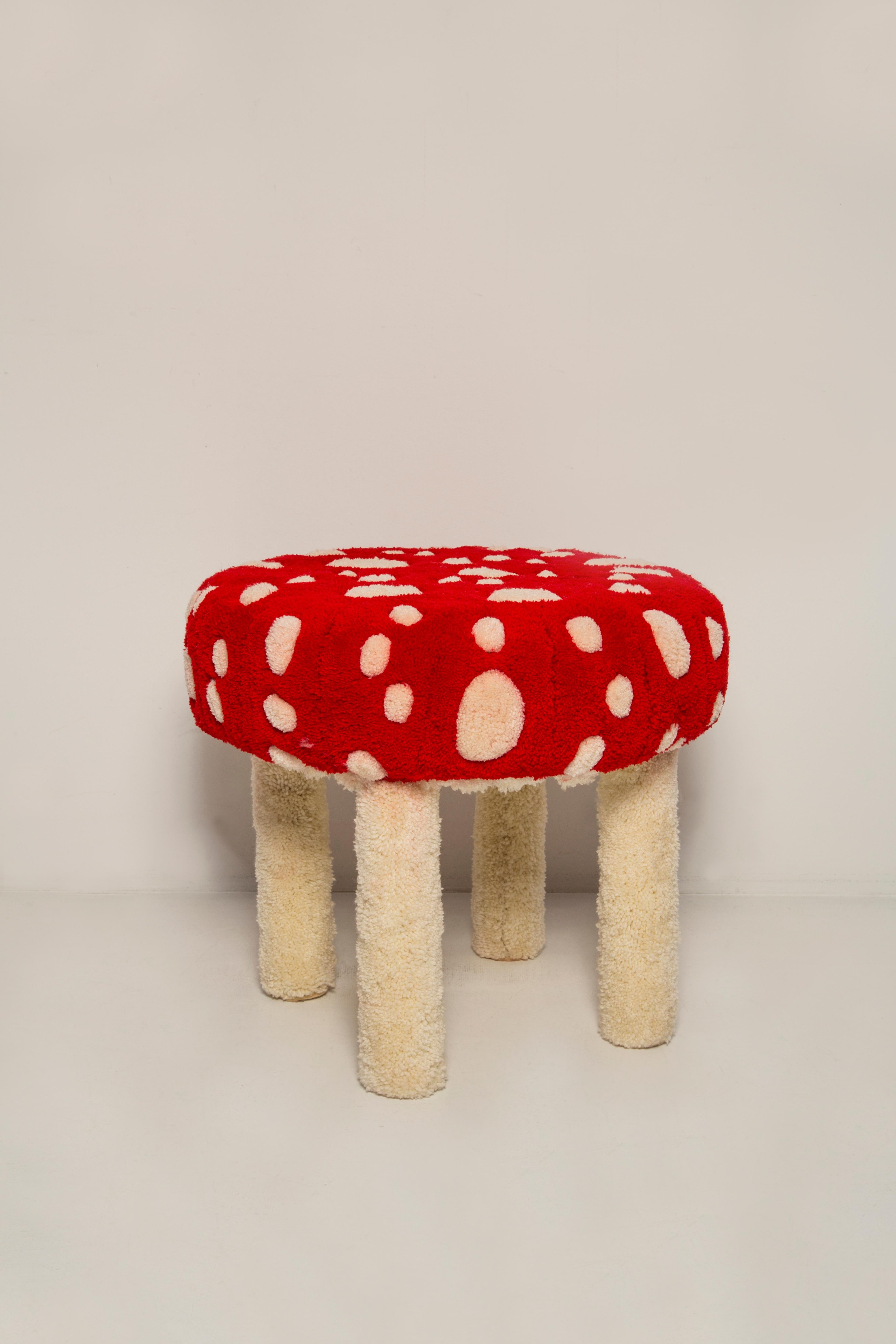 Tabouret du tournant des années 1960 et 1970. 

Un revêtement magnifique et unique. 

Le tabouret est préparé selon la technique du tufting à la main.
Tout est fabriqué à la main en Pologne, en Europe.
Nous avons utilisé des matériaux 100 %