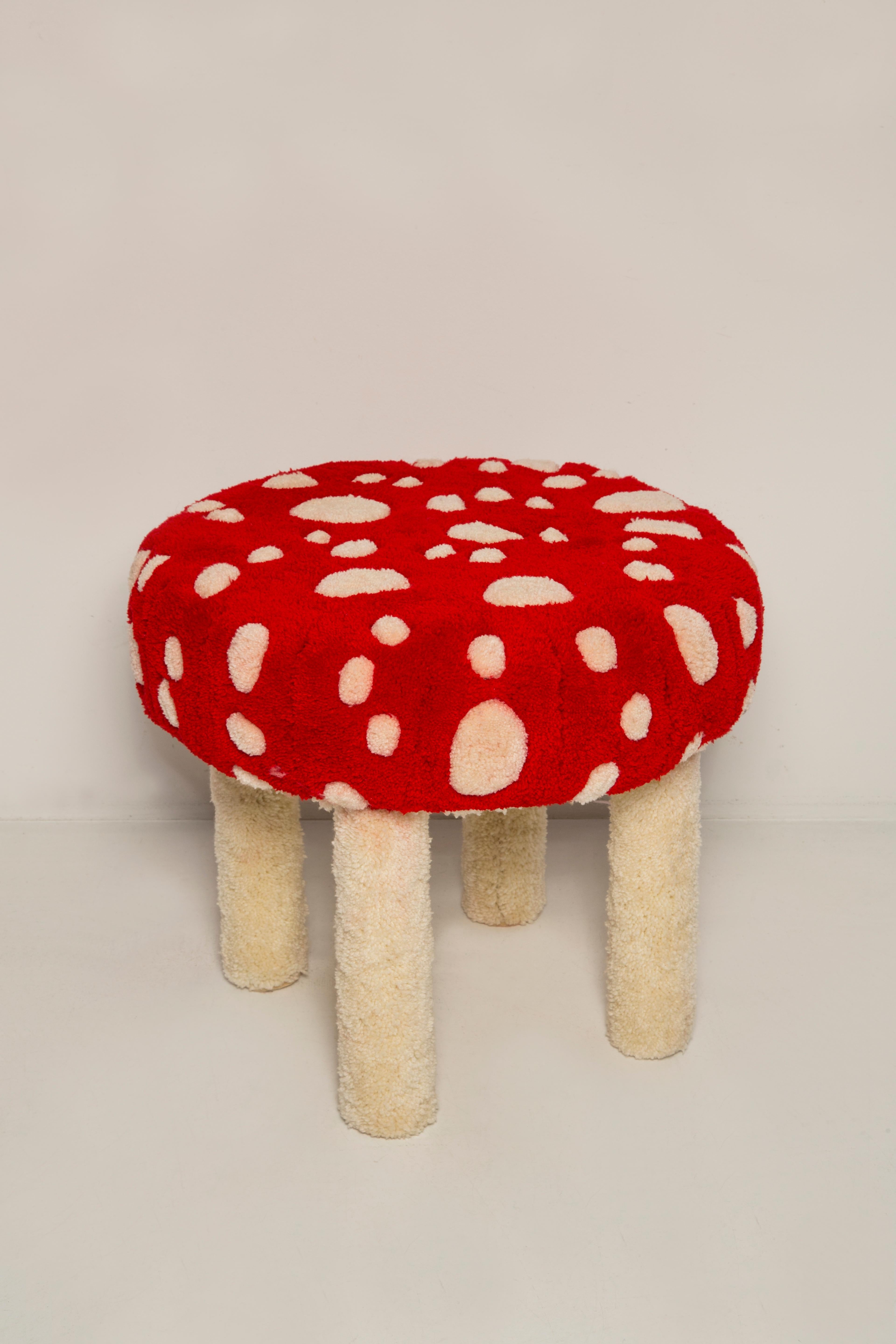 Mid-Century Modern Ensemble de deux tabourets en laine champignon touffetés à la main, Europe, années 1960 en vente