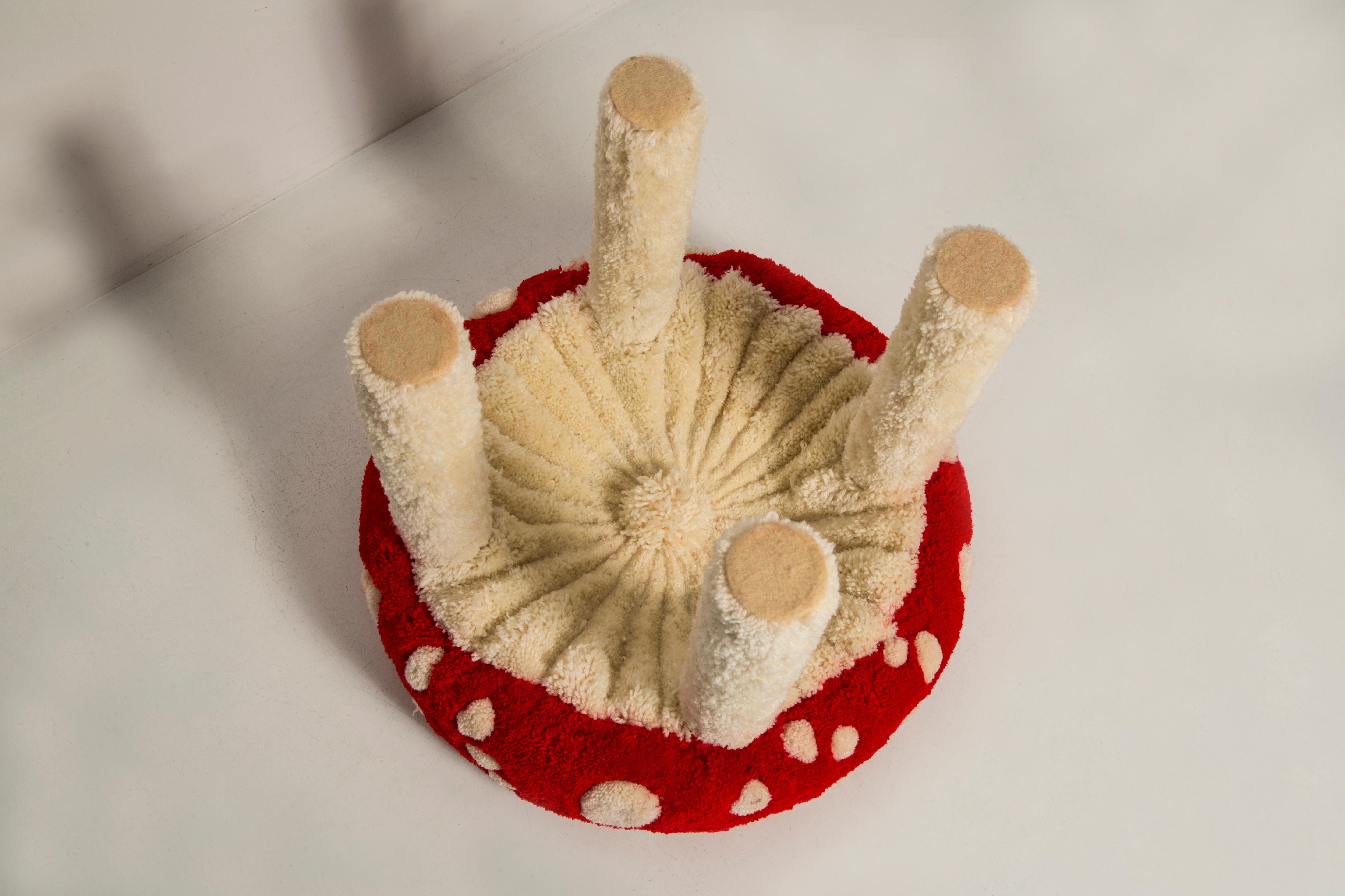 Polonais Ensemble de deux tabourets en laine champignon touffetés à la main, Europe, années 1960 en vente