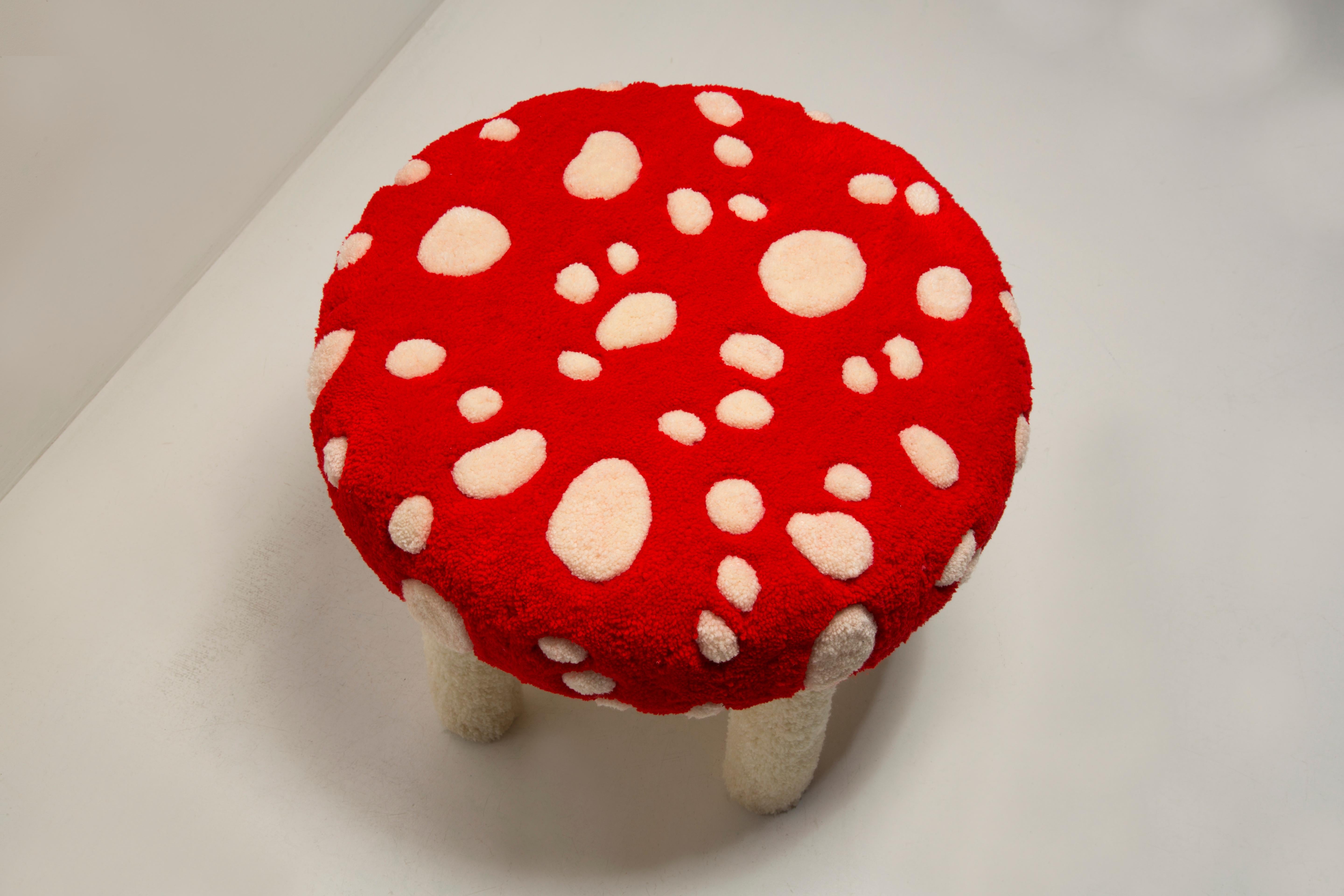 20ième siècle Ensemble de deux tabourets en laine champignon touffetés à la main, Europe, années 1960 en vente