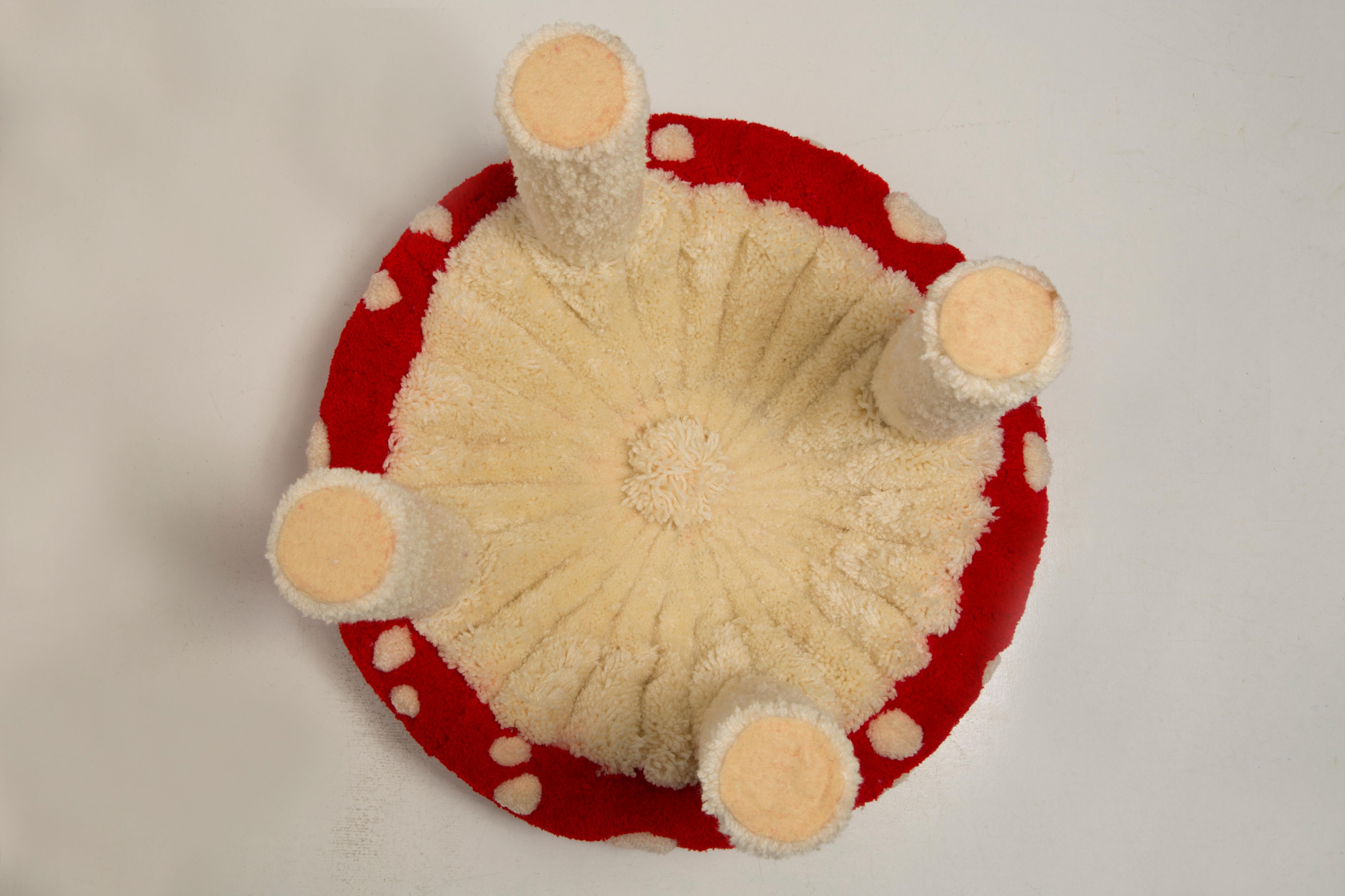 Ensemble de deux tabourets en laine champignon touffetés à la main, Europe, années 1960 en vente 1