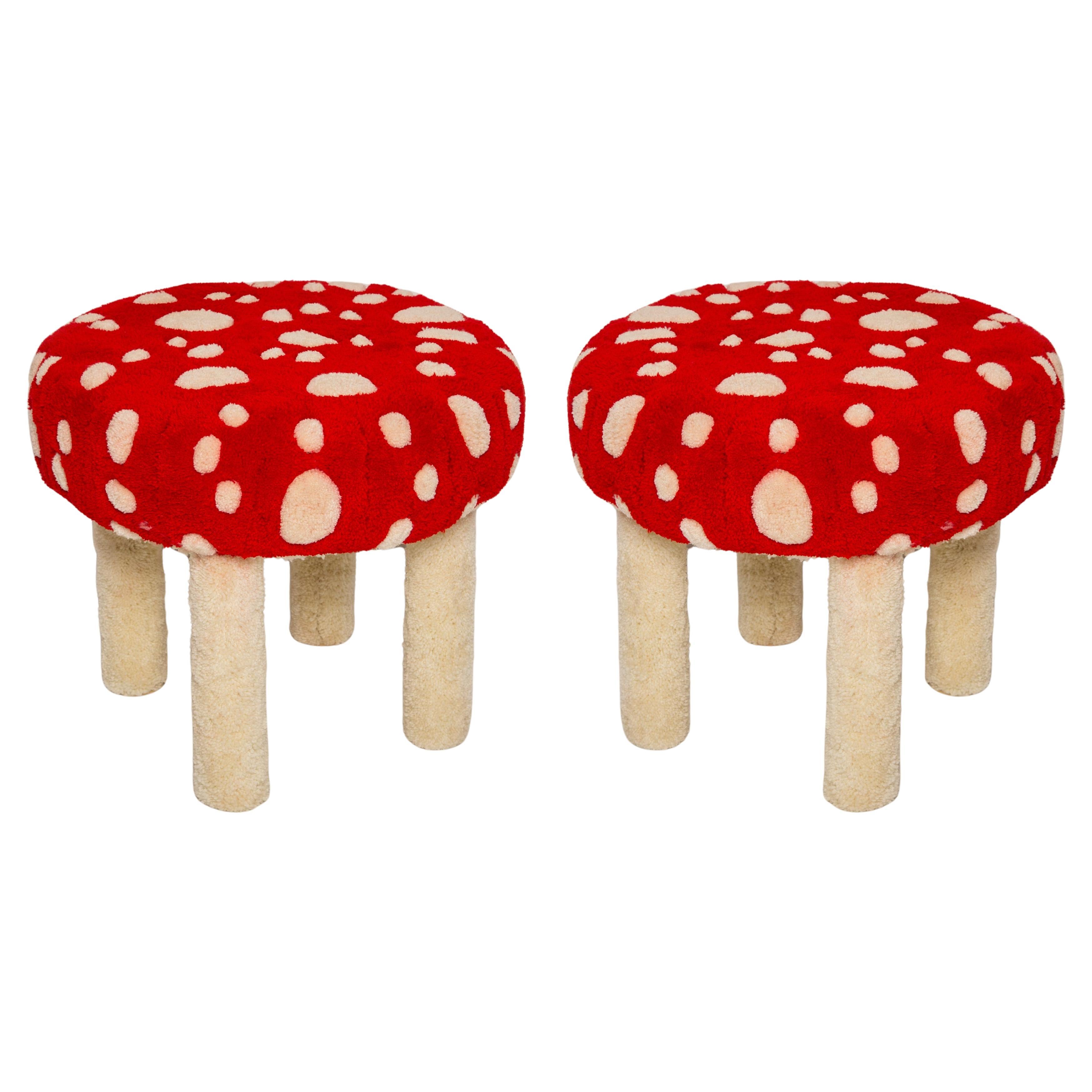 Ensemble de deux tabourets en laine champignon touffetés à la main, Europe, années 1960