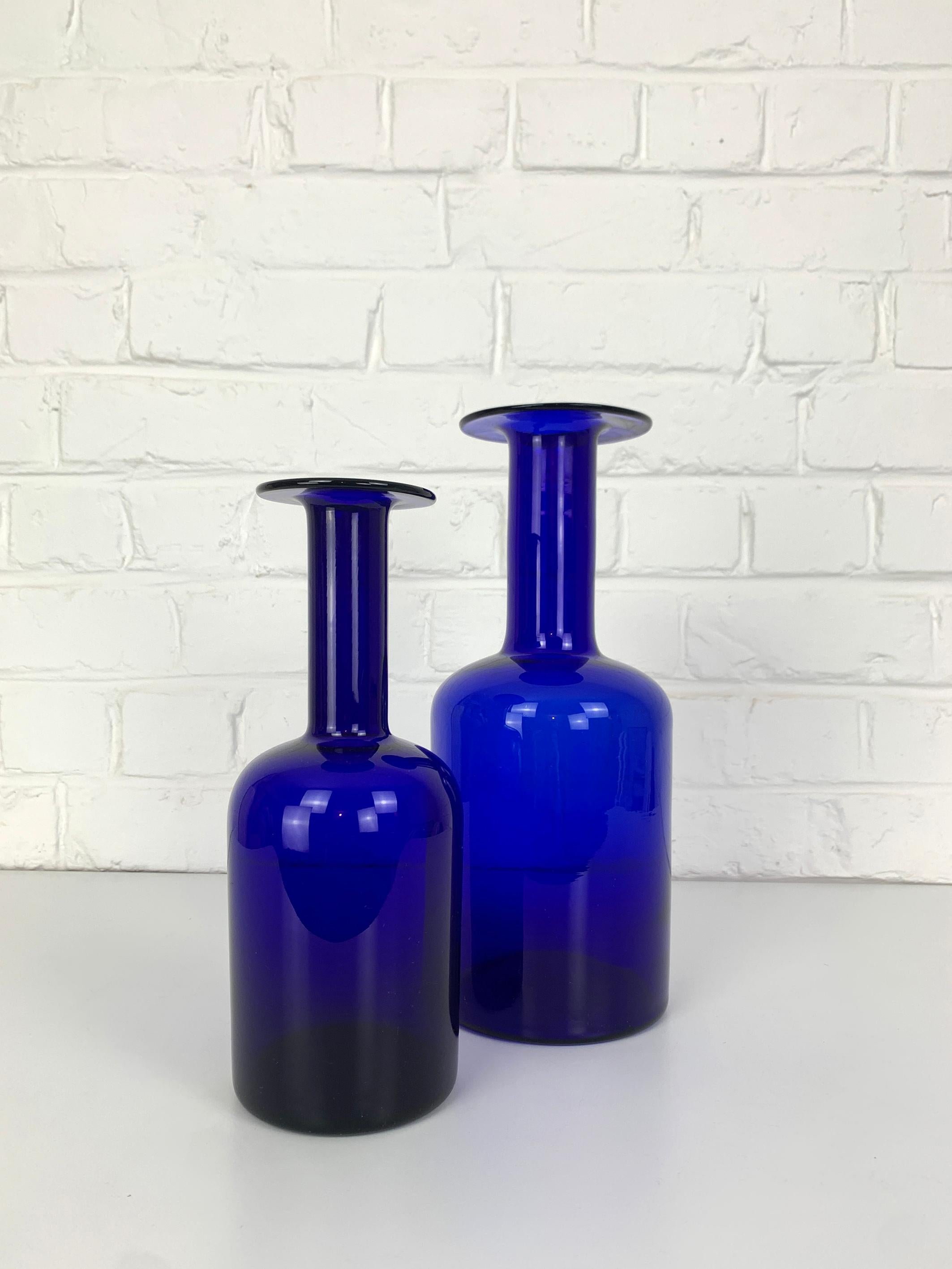 Set of two Mid-Century Holmegaard Gulv-Vases by Otto Brauer, in deep Cobalt Blue. 

These typical Danish Modern glass bottle vases were manufactured by Kastrup Holmegaard in Denmark during the 1950s or 1960s. The original labels have fallen off.