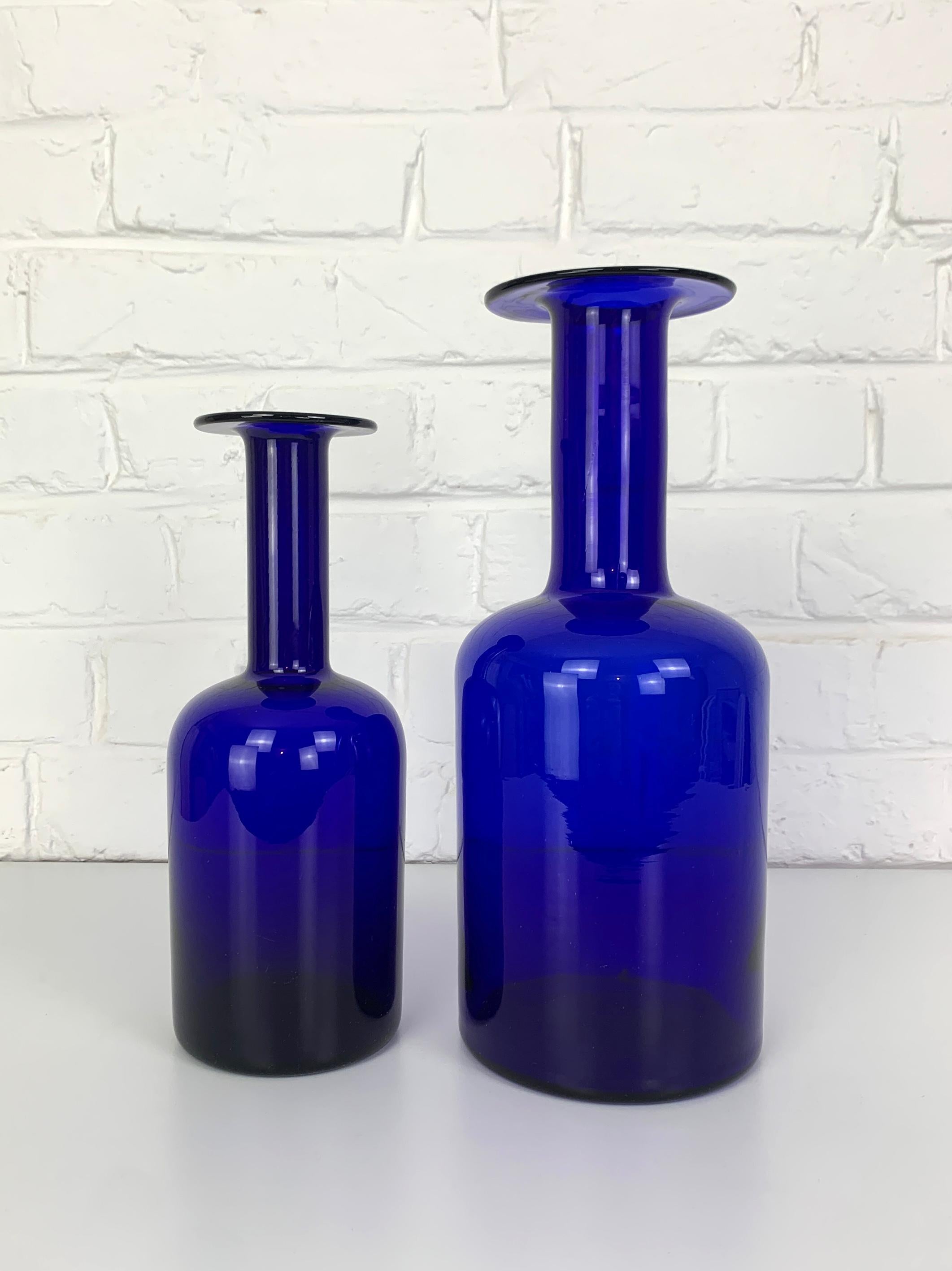 Scandinave moderne Ensemble de deux vases Holmegaard Gulv du milieu du siècle dernier par Otto Brauer en verre bleu cobalt en vente