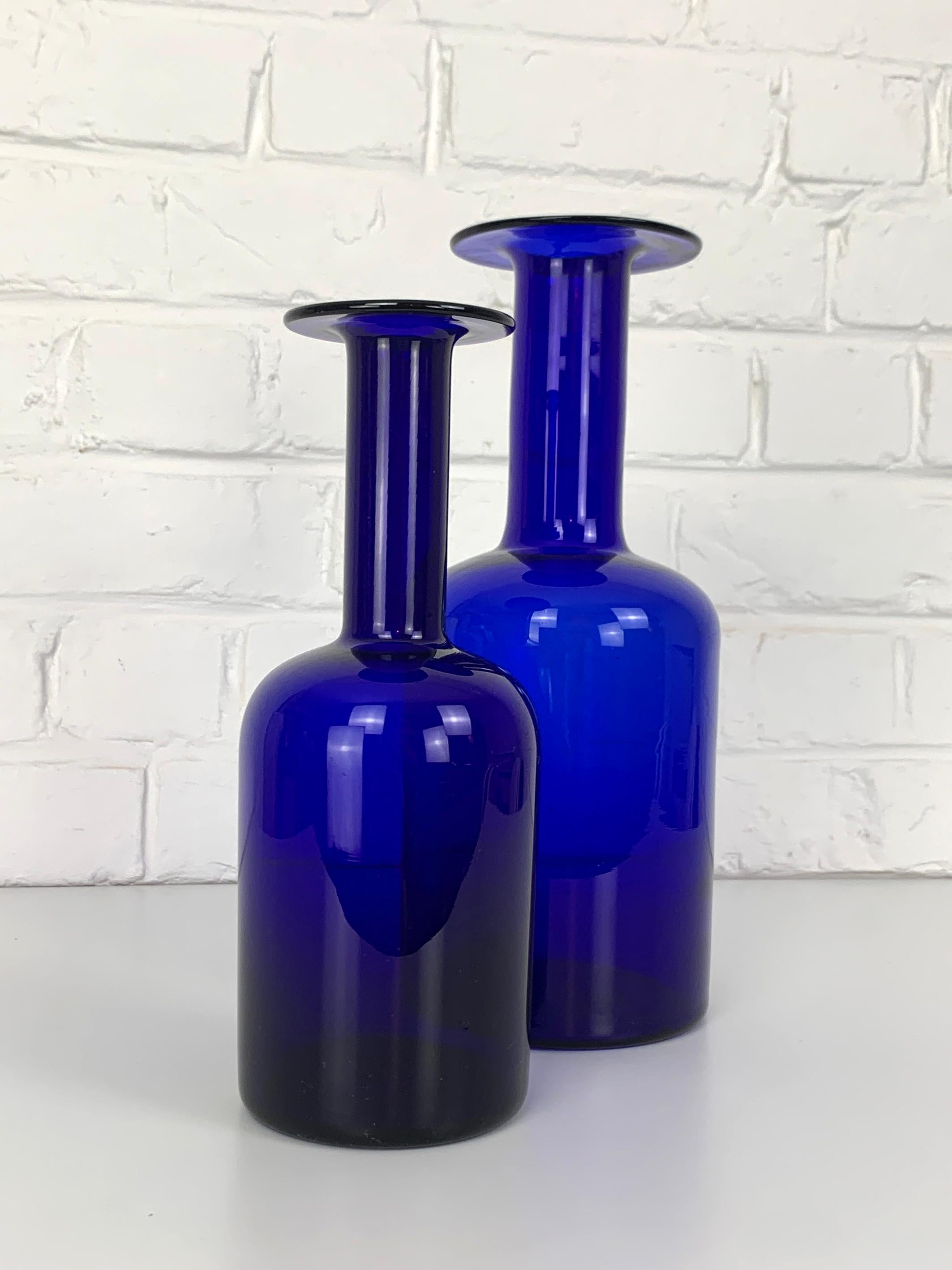 Set of two Mid-century Holmegaard Gulv Vases by Otto Brauer in Cobalt Blue Glass In Good Condition For Sale In Vorst, BE