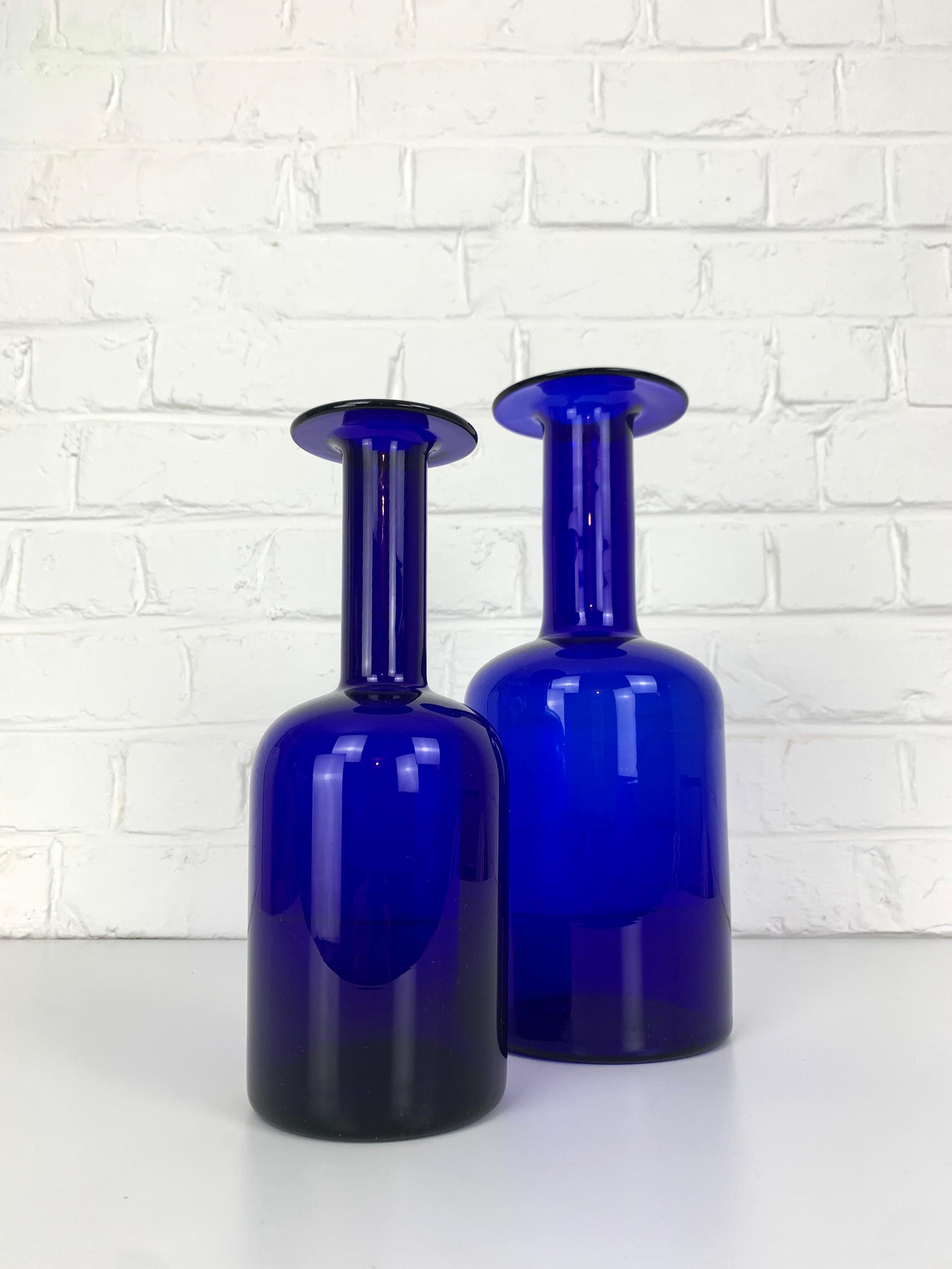 20ième siècle Ensemble de deux vases Holmegaard Gulv du milieu du siècle dernier par Otto Brauer en verre bleu cobalt en vente