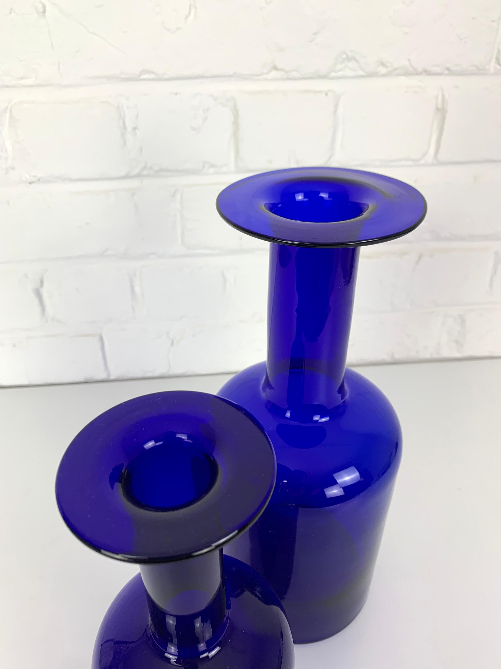 Verre Ensemble de deux vases Holmegaard Gulv du milieu du siècle dernier par Otto Brauer en verre bleu cobalt en vente