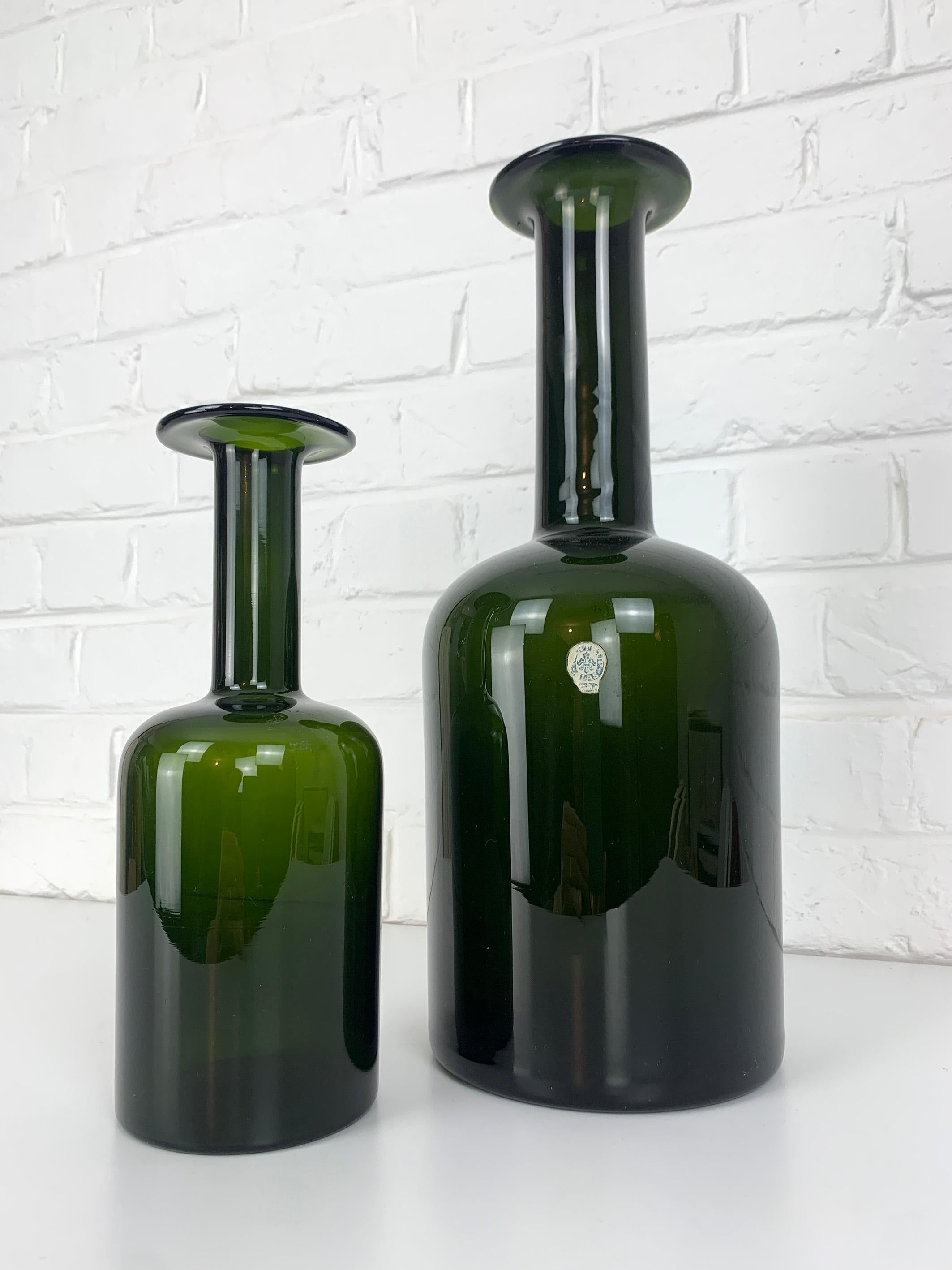 Satz von zwei Holmegaard Gulv-Vasen von Otto Brauer aus der Mitte des Jahrhunderts, in tiefem Olivgrün. 

Diese typisch dänischen modernen Glasflaschenvasen wurden in den 1950er oder 1960er Jahren von Kastrup Holmegaard in Dänemark hergestellt. Die