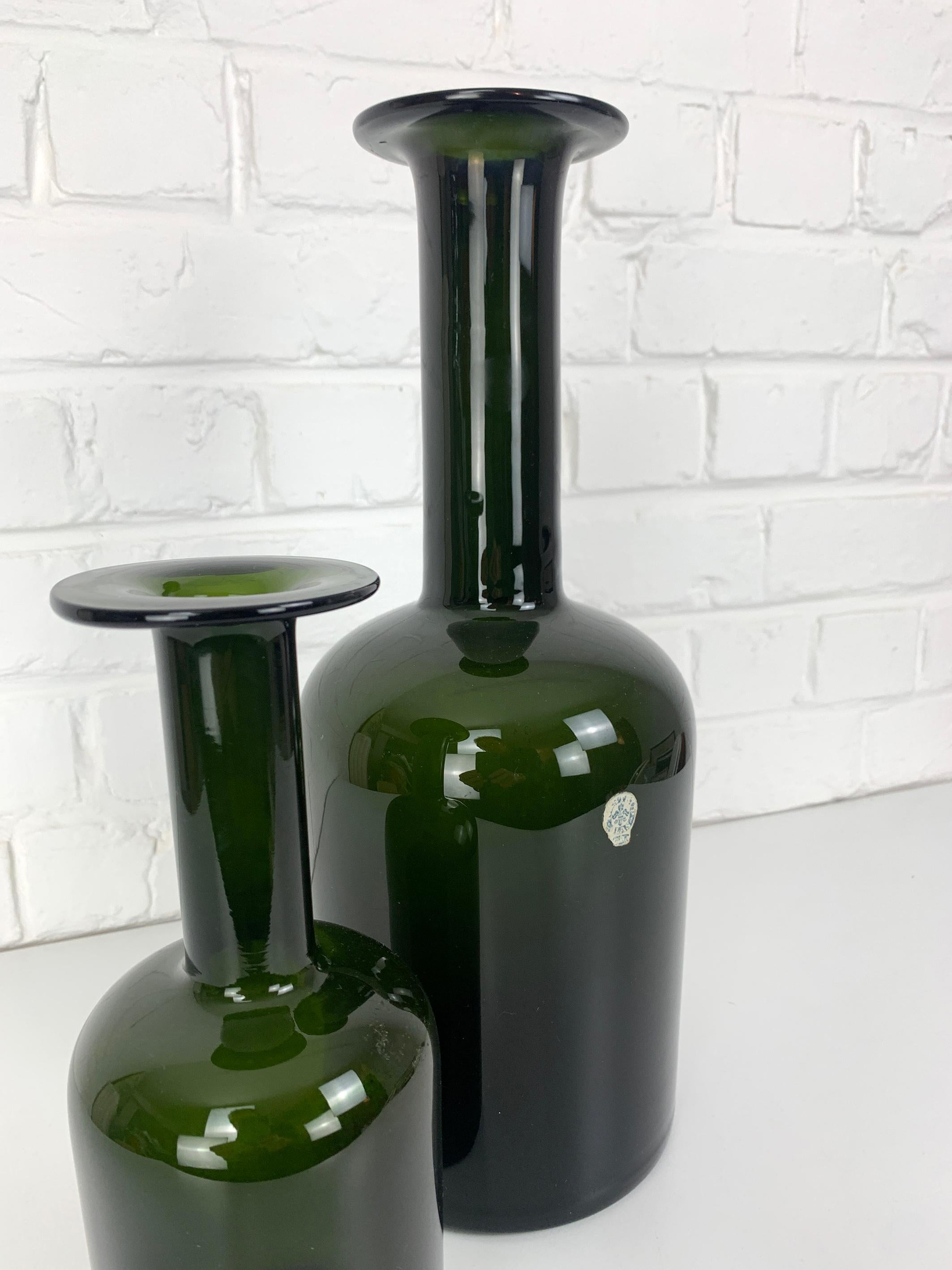 Set von zwei Holmegaard Gulv-Vasen aus der Mitte des Jahrhunderts von Otto Brauer aus olivgrünem Glas (Dänisch) im Angebot