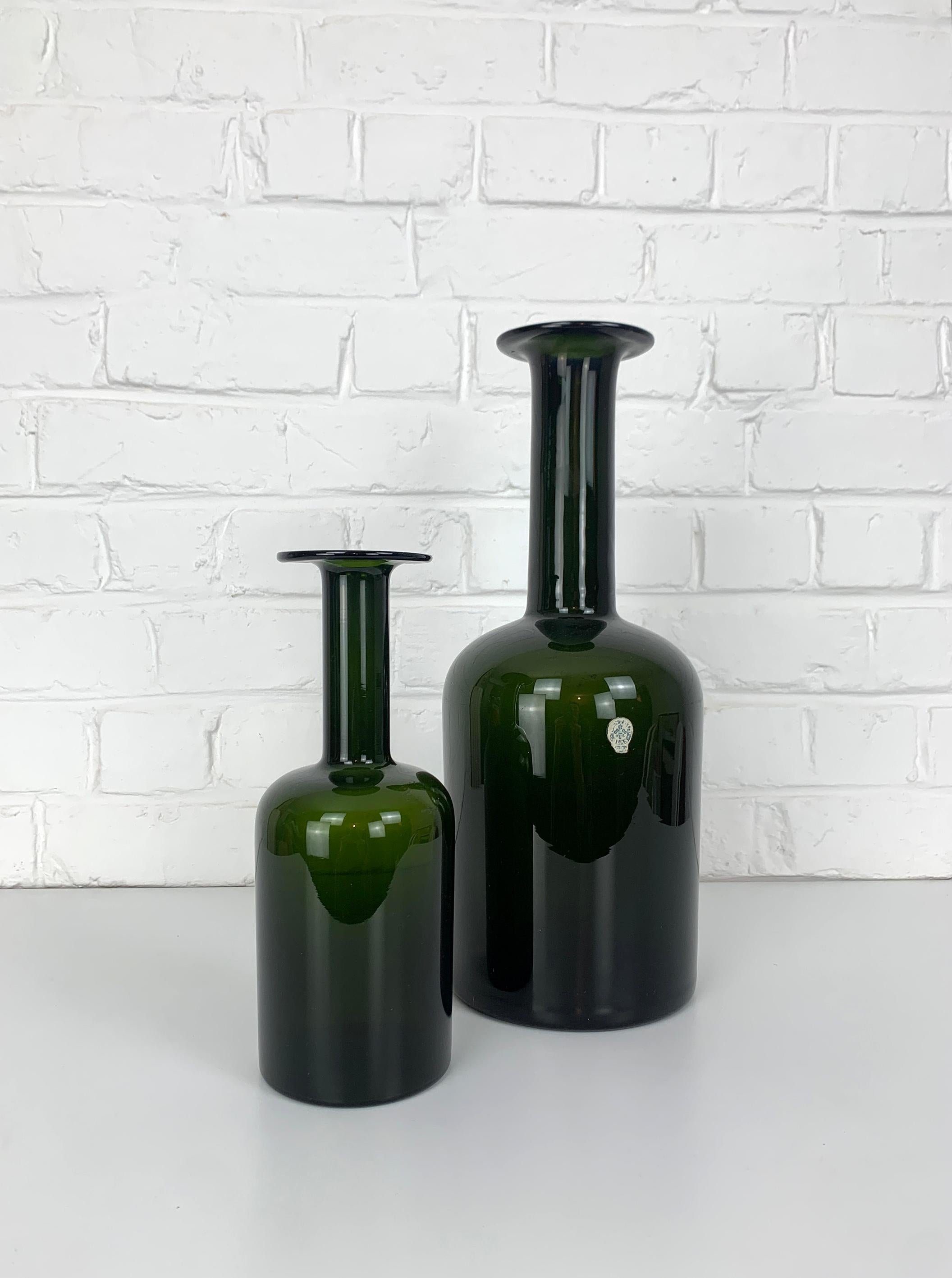 Set of two Mid-Century Holmegaard Gulv Vases by Otto Brauer in Olive Green Glass In Good Condition For Sale In Vorst, BE