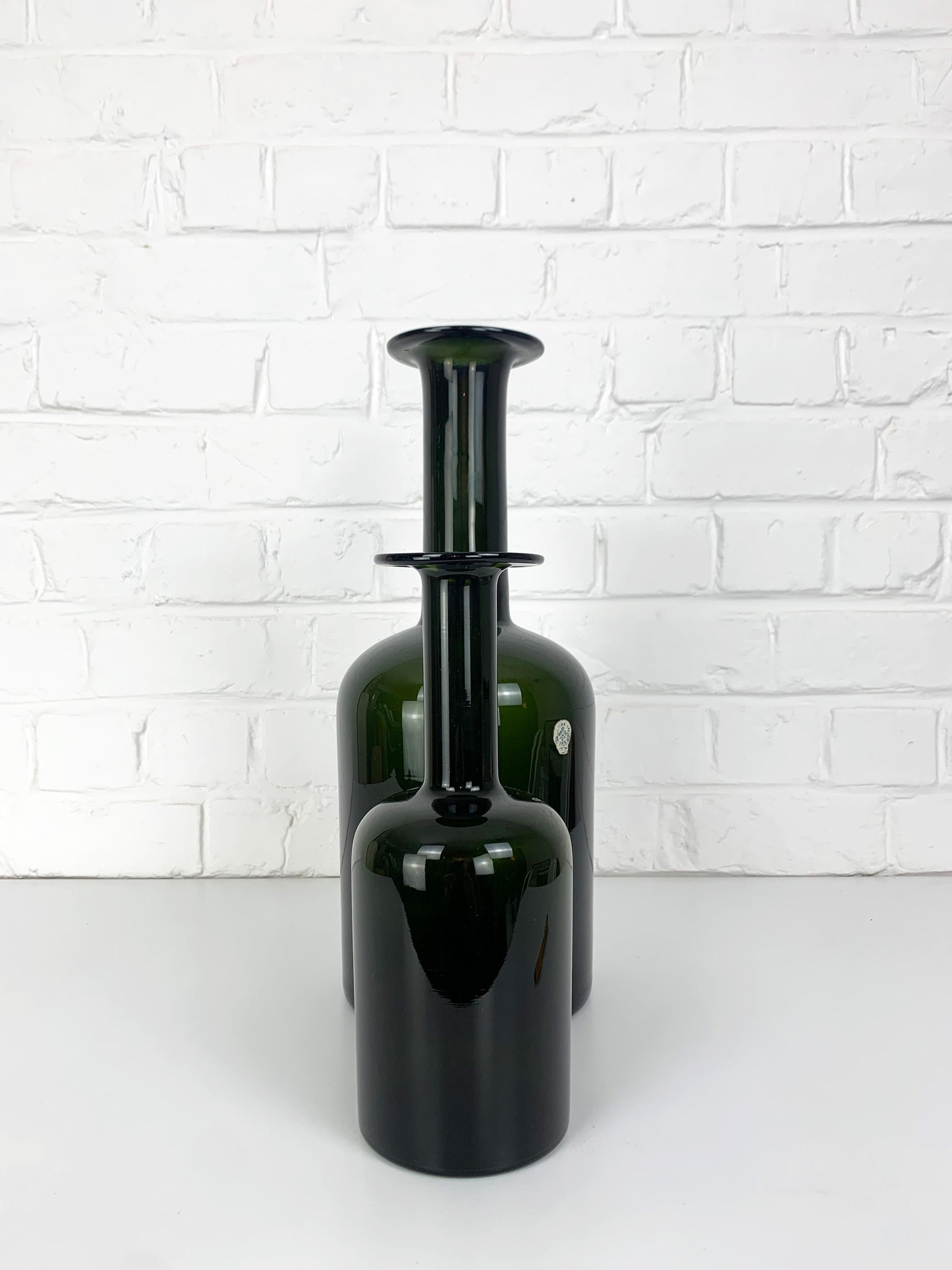 Set von zwei Holmegaard Gulv-Vasen aus der Mitte des Jahrhunderts von Otto Brauer aus olivgrünem Glas im Angebot 1