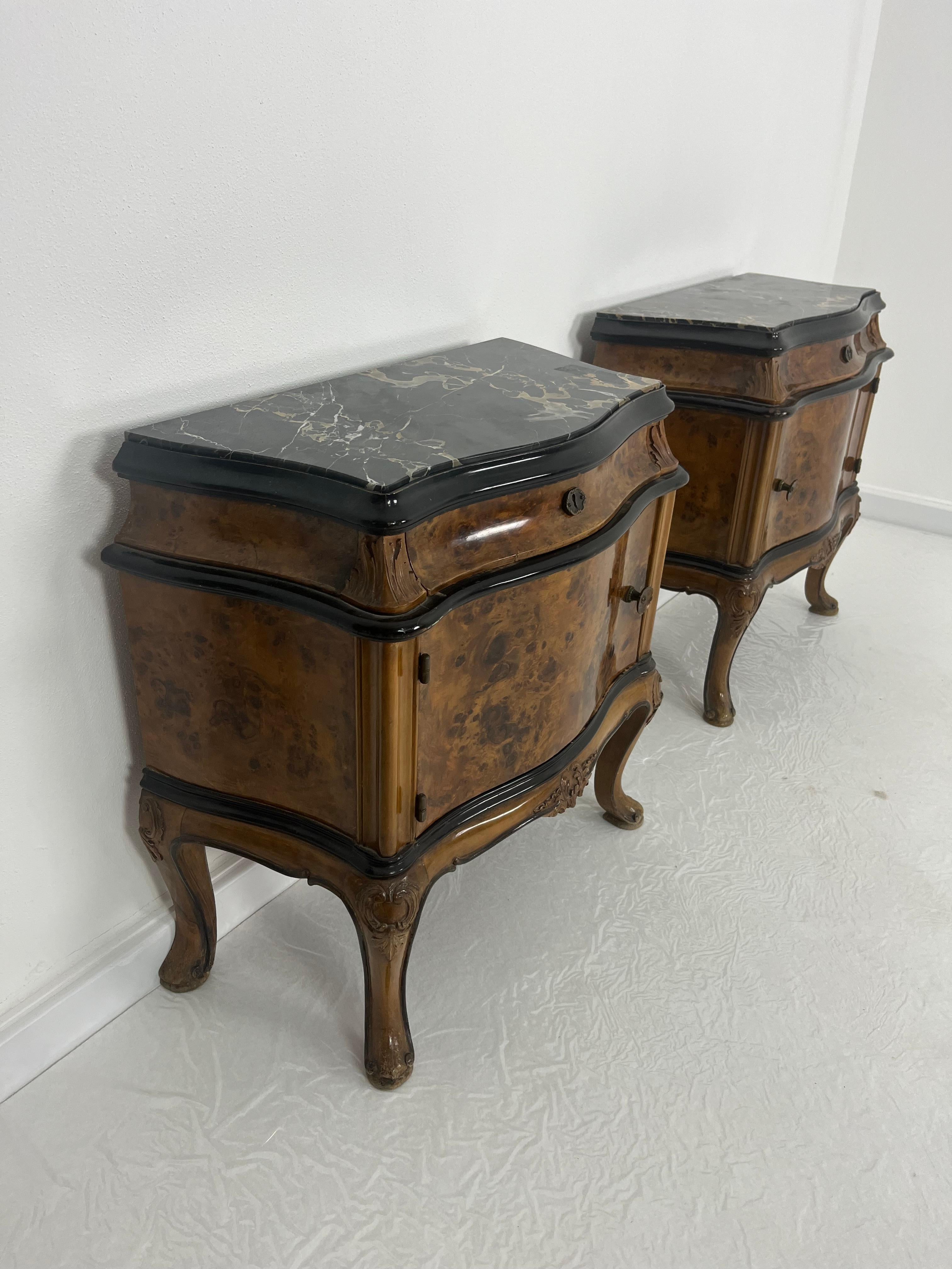 Set di due comodini italiani di metà secolo con piano in marmo, anni '50
Condit e in buone condizioni.
Cassetto e porta sul davanti.