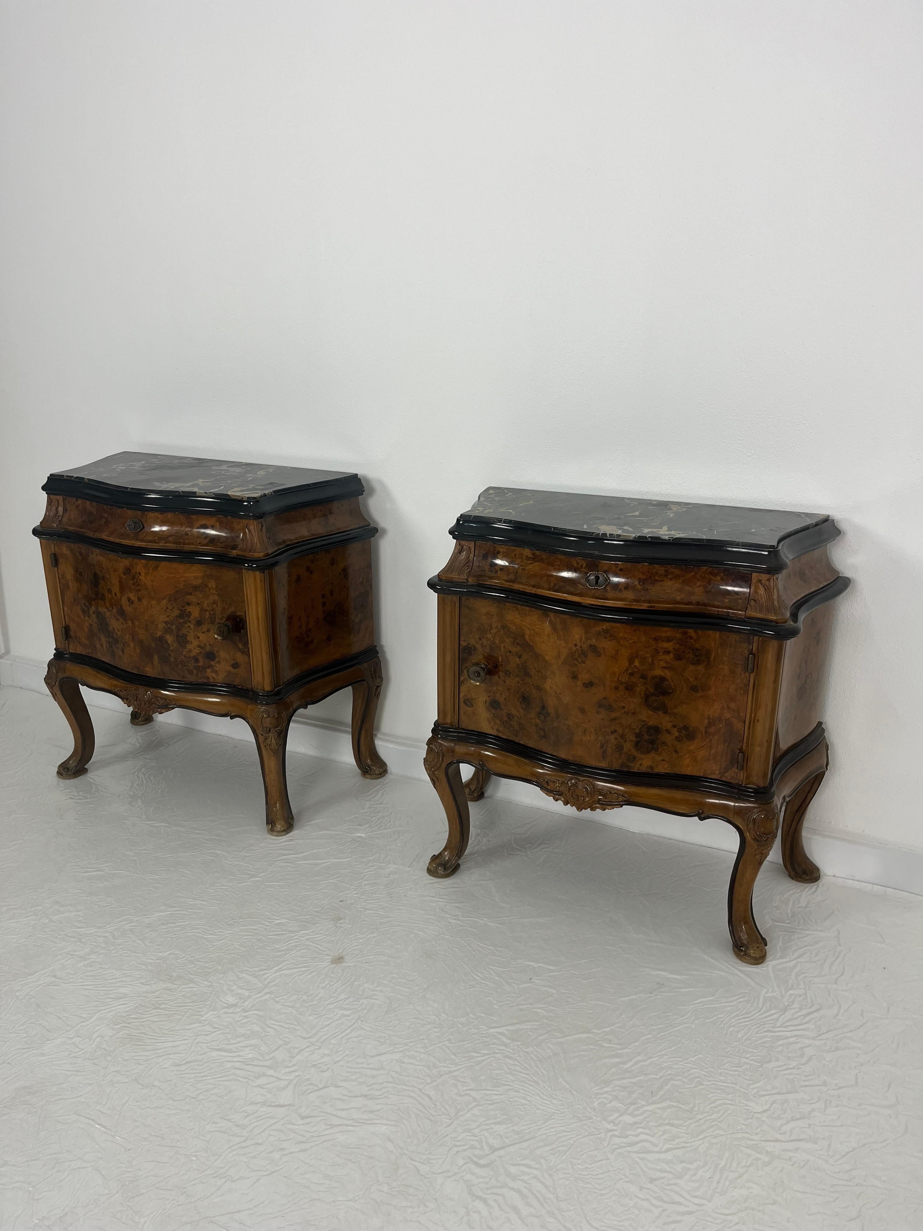 Set di due comodini italiani di metà secolo con piani in marmo, anni '50 In condizioni buone in vendita a Palermo, IT