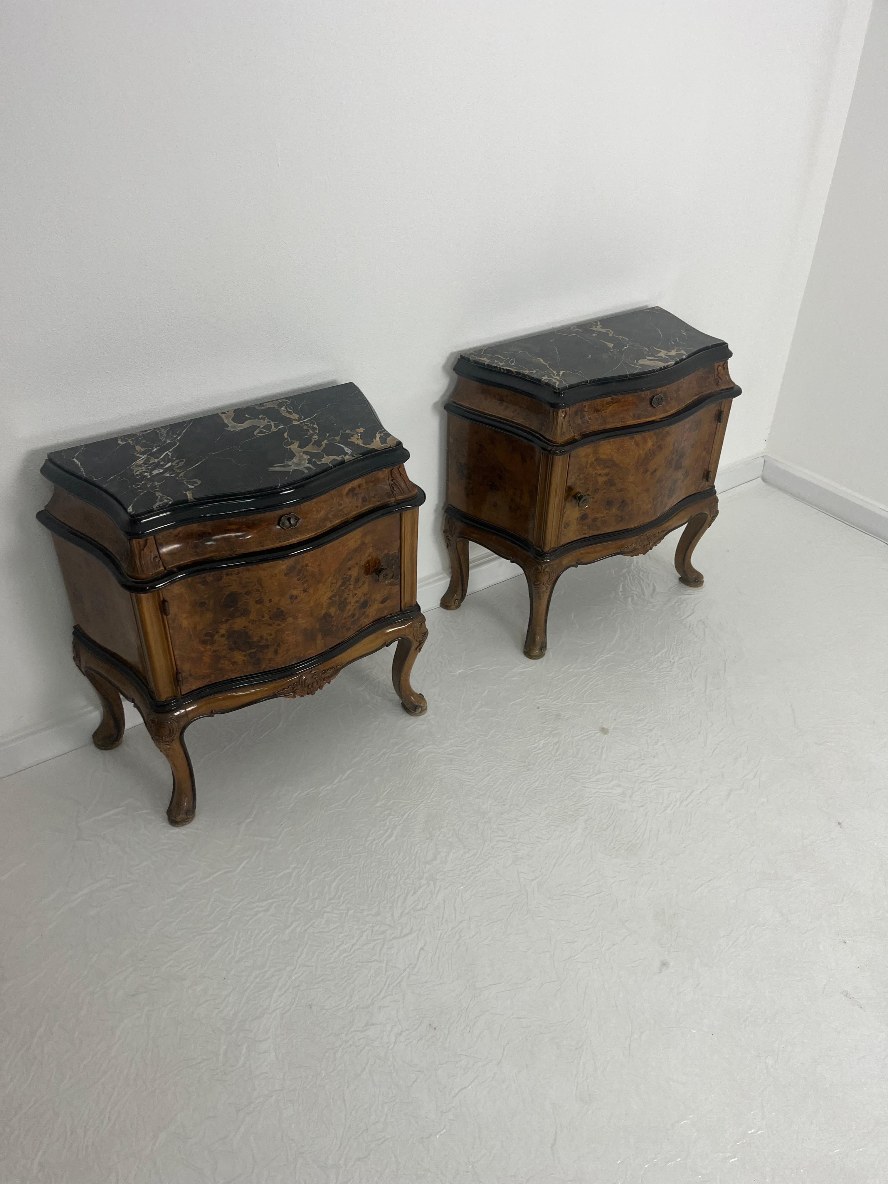 Metà XX secolo Set di due comodini italiani di metà secolo con piani in marmo, anni '50 in vendita