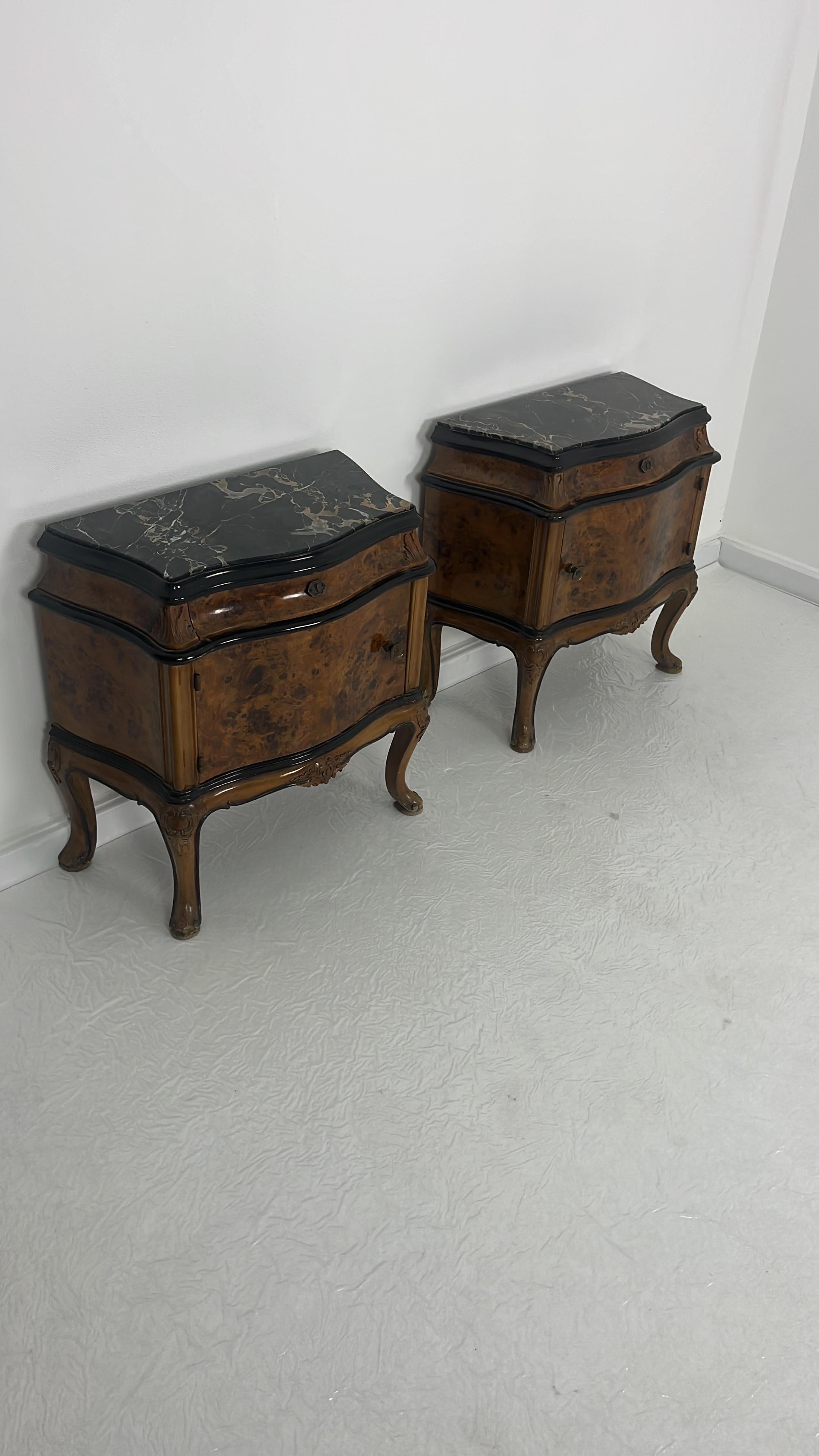 Set di due comodini italiani di metà secolo con piani in marmo, anni '50 in vendita 1