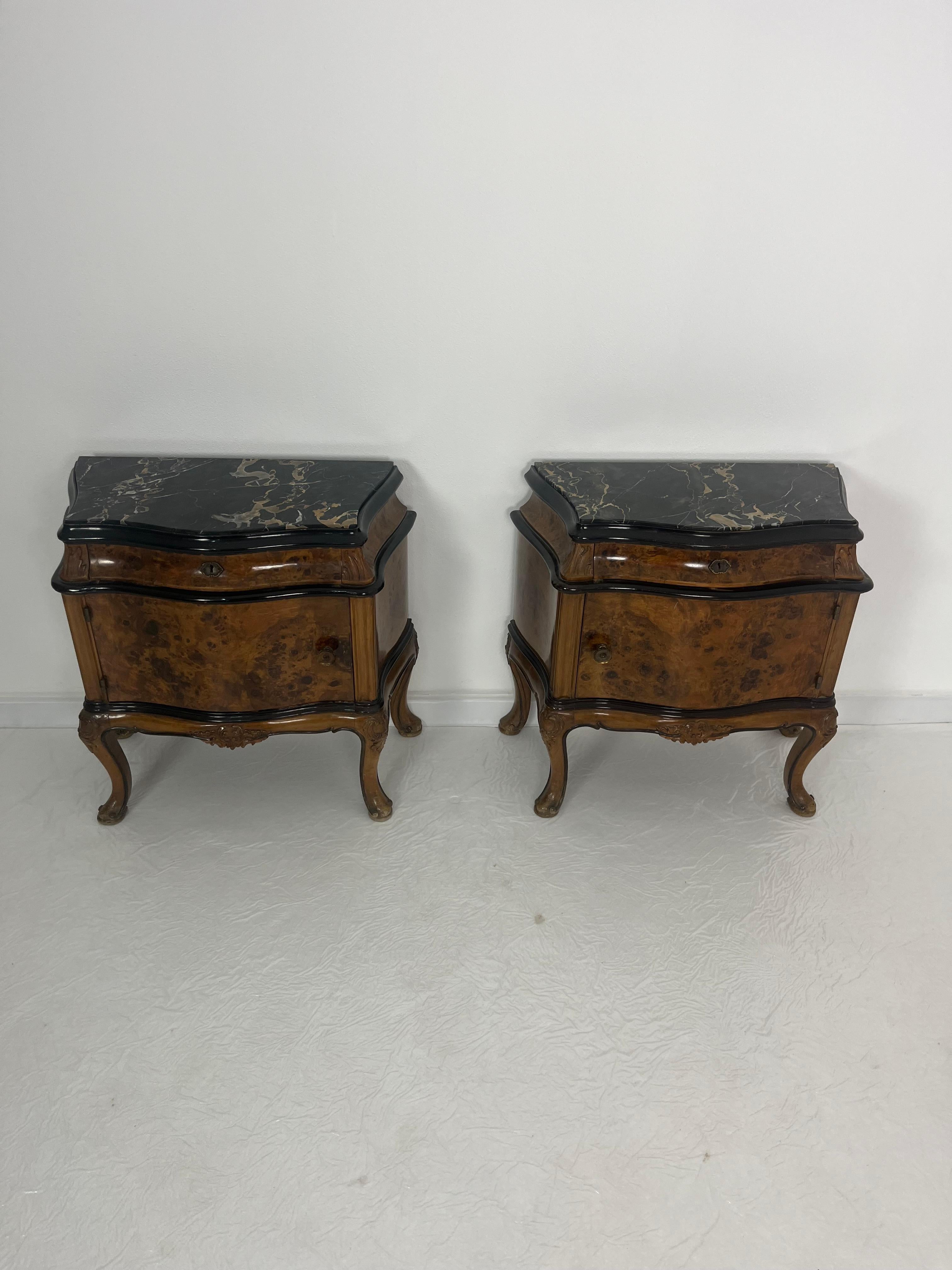 Set di due comodini italiani di metà secolo con piani in marmo, anni '50 in vendita 2