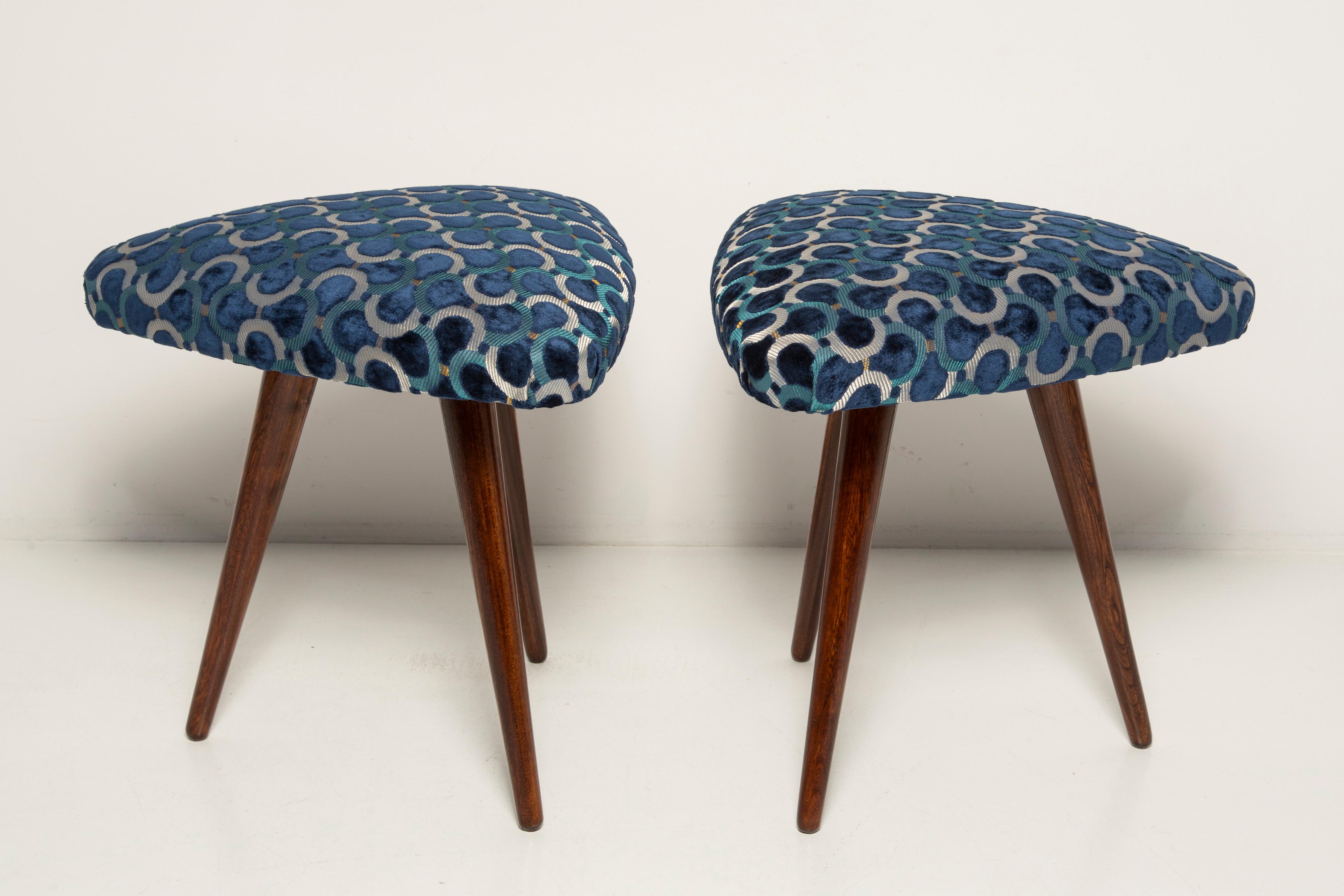 Sgabelli a cavallo tra gli anni '60 e '70. Bellissima tappezzeria in velluto di colore blu. Made in Italy - Dedar Company. 

Gli sgabelli sono composti da una parte imbottita, una seduta e gambe in legno che si restringono verso il basso,
