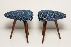 Conjunto de dos taburetes triangulares Dedar de terciopelo azul escarabeo de mediados de siglo, Europa, 1960