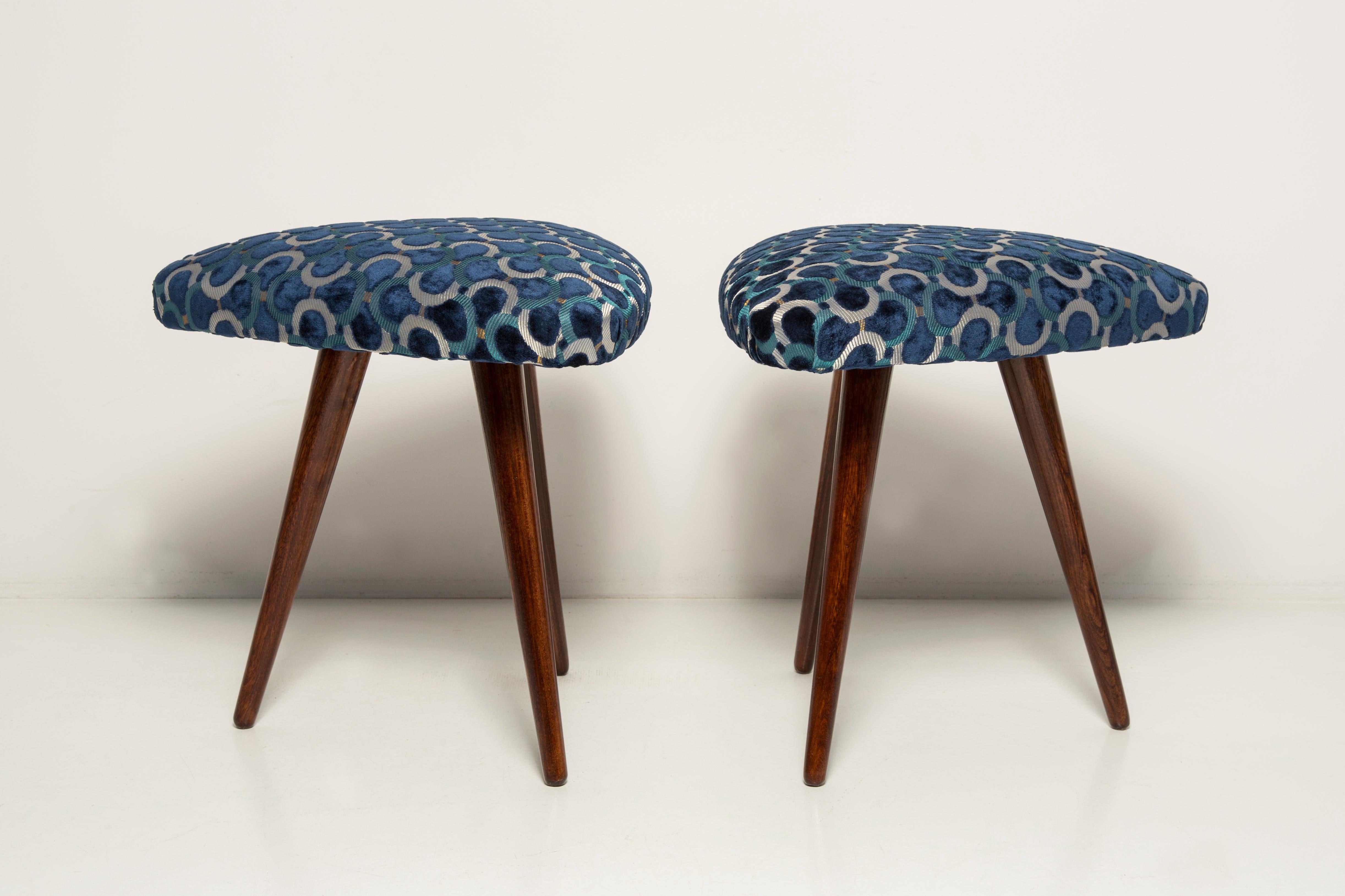 Mid-Century moderno Set di due sgabelli a triangolo in velluto blu Scarabeo di metà secolo, Dedar, Europa, anni '60 in vendita