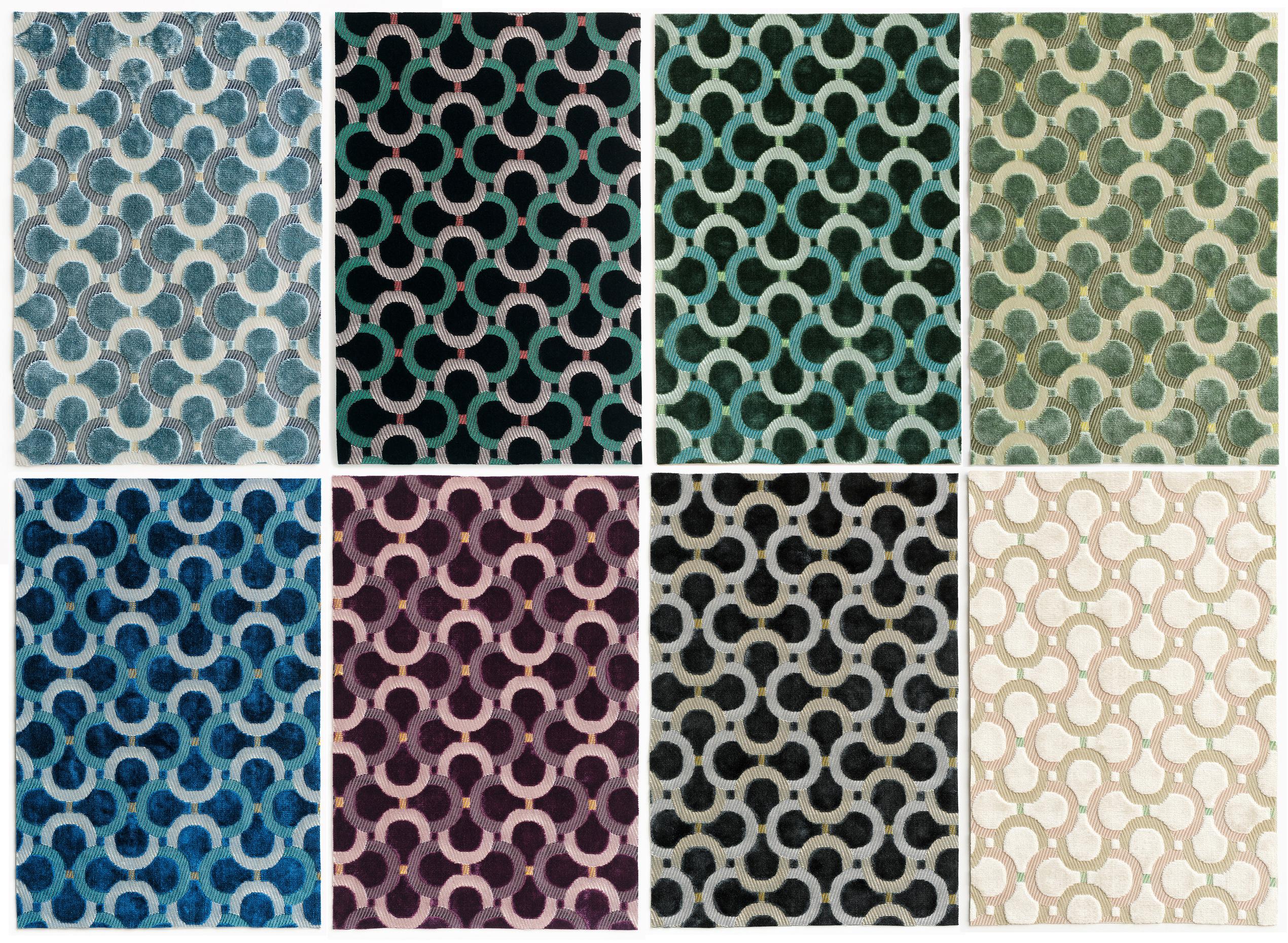 Set di due sgabelli a triangolo in velluto blu Scarabeo di metà secolo, Dedar, Europa, anni '60 in vendita 1