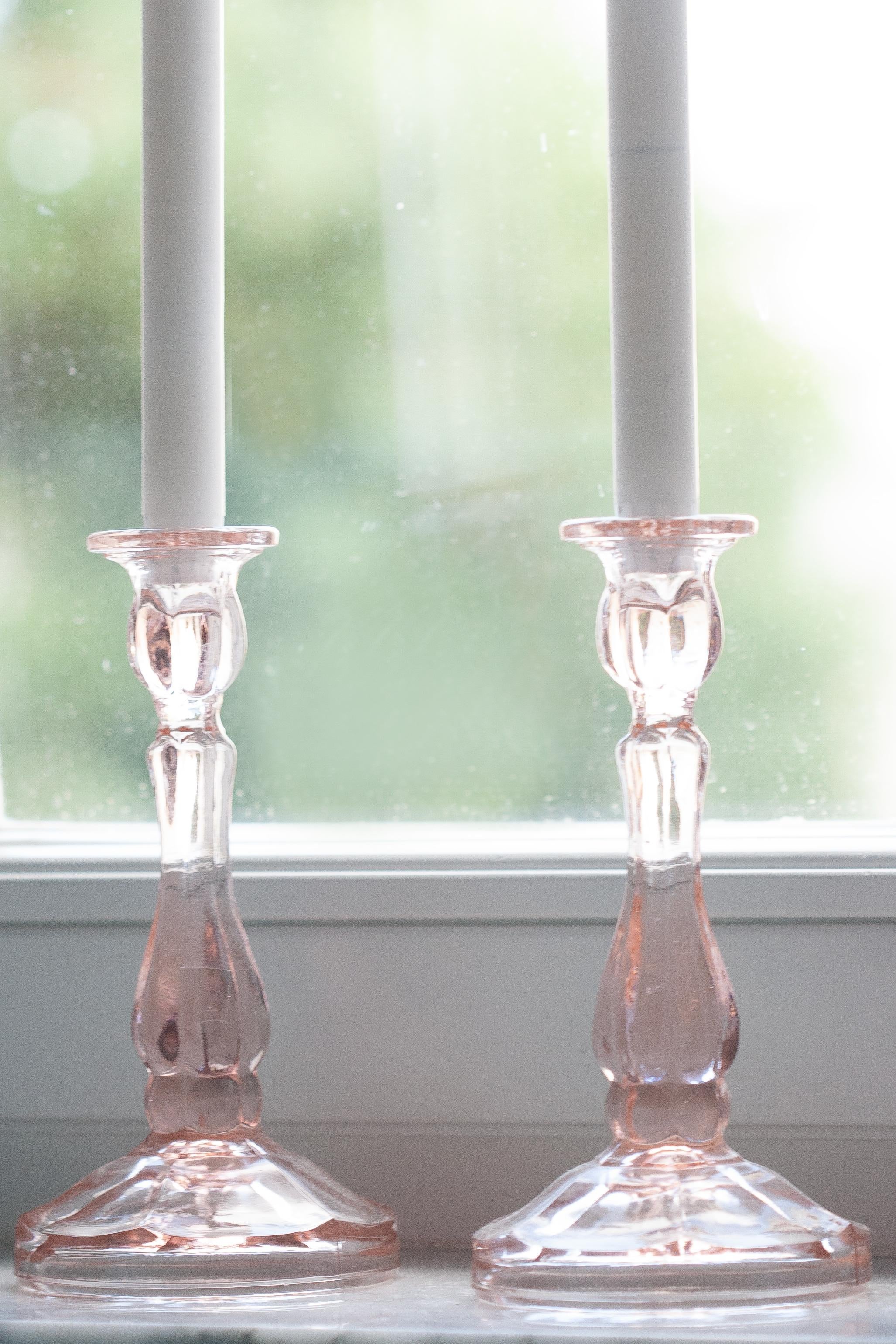 Satz von zwei Kerzenleuchtern aus rosafarbenem Glas aus der Mitte des Jahrhunderts, Europa, 1960er Jahre (Moderne der Mitte des Jahrhunderts) im Angebot